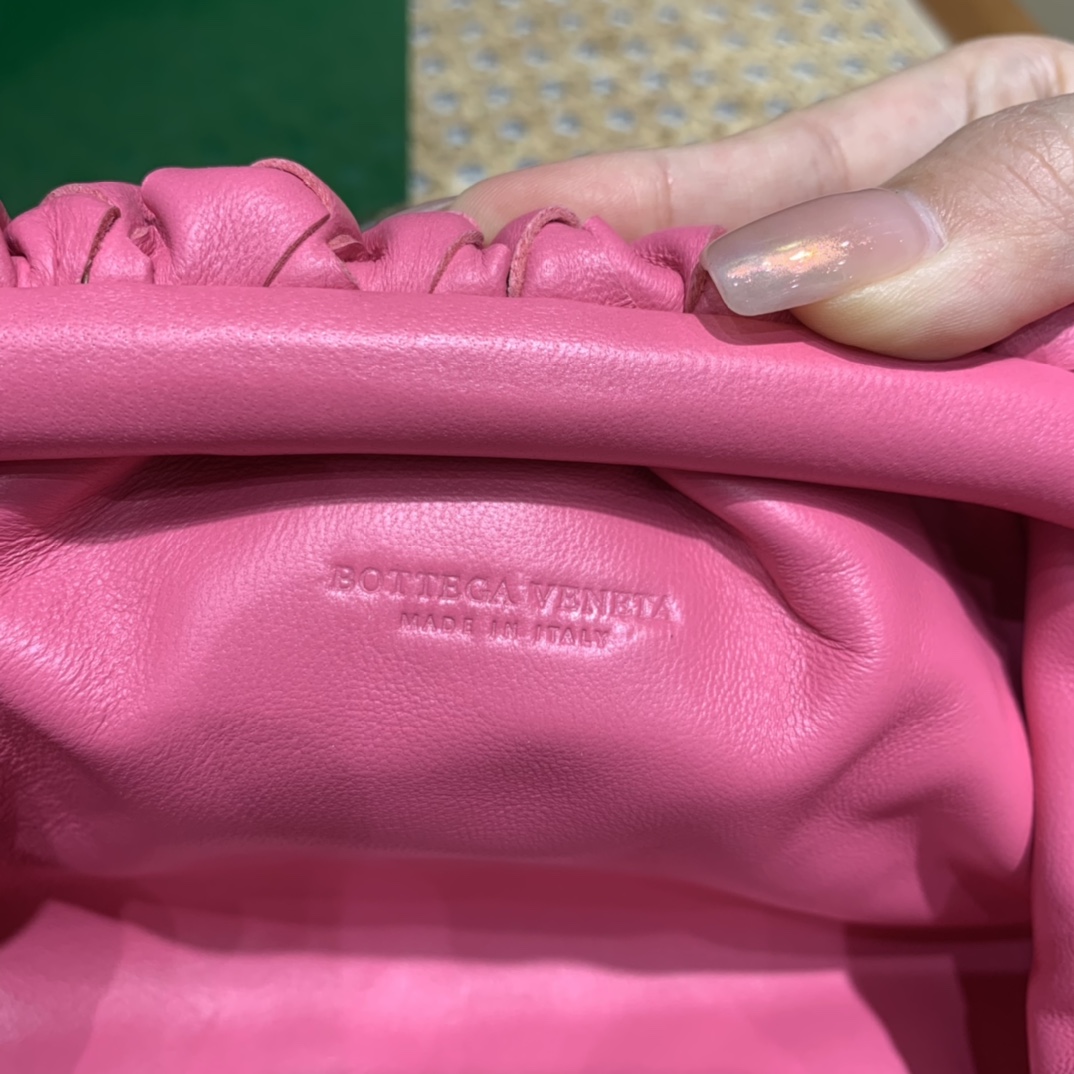 Bottega Veneta THE MINI POUCH 22CM 编织云朵包 585852粉红色