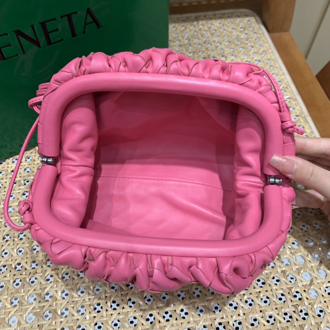 Bottega Veneta THE MINI POUCH 22CM 编织云朵包 585852粉红色
