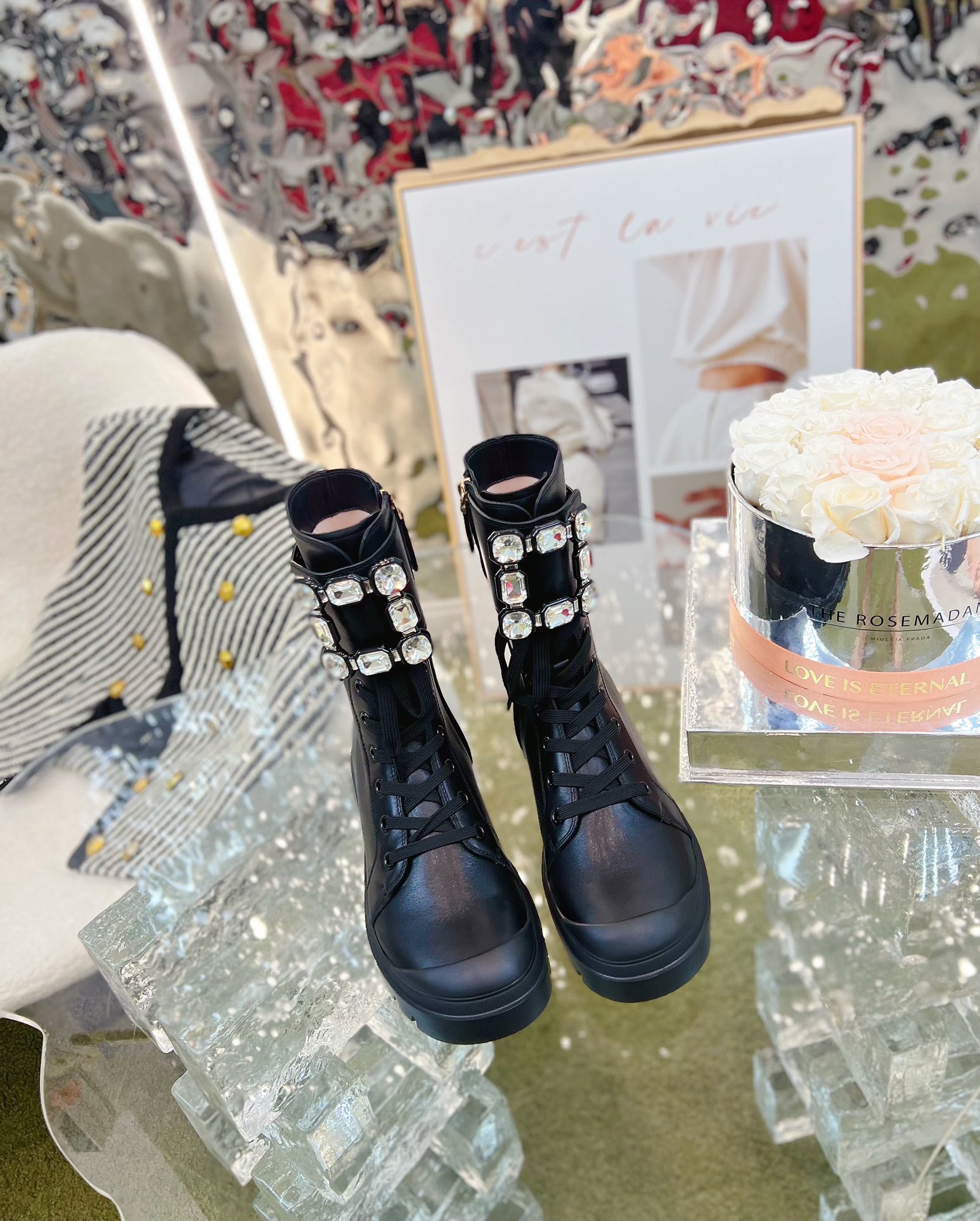 NO:477362,' | The new counter model of the cloud square diamond strap Martin boots are available. The upper is original custom calfskin with original mold opening diamond decoration. The inner water dyed mixed-type soft sheepskin lining. The original mold opening is customized foam and non-slip sole. Shoe size: 35-39 (40 customization is not returned or exchanged) The original counter has a complete set of luxury packaging, boots, boots, cowhide, sheepskin19860909' |  专柜新款云朵方钻绑带马丁靴上新 鞋面原版定制小牛皮配原版开模钻饰  内里特定水染混种柔软羊皮里 大底原版开模定制发泡防滑大底 鞋码:35-39（40定制不退换） 原版专柜全套豪华包装,靴子,boots,cowhide,sheepskin,Women's Shoes