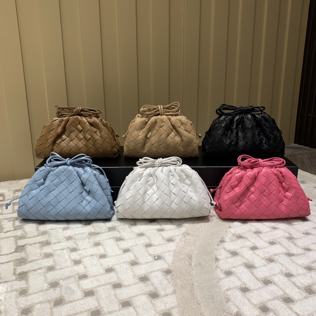 Bottega Veneta THE MINI POUCH 22CM 编织云朵包 585852黑色