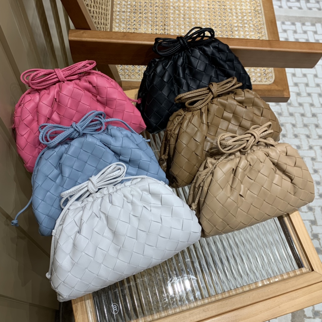 Bottega Veneta THE MINI POUCH 22CM 编织云朵包 585852黑色