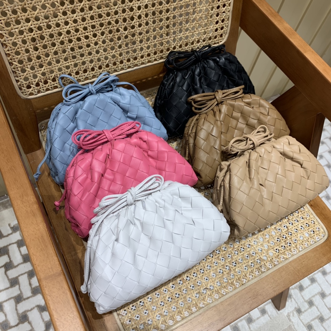 Bottega Veneta THE MINI POUCH 22CM 编织云朵包 585852黑色