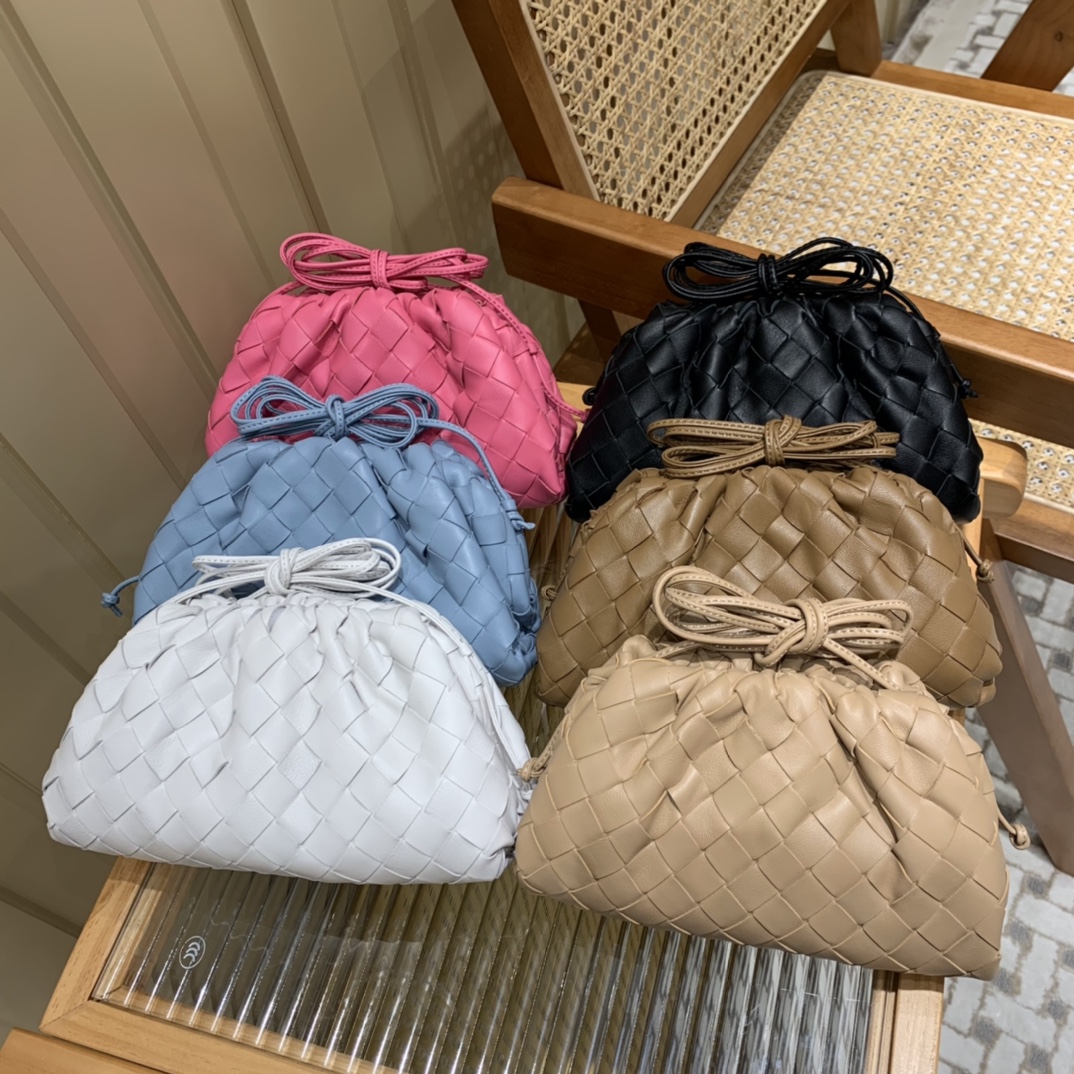 Bottega Veneta THE MINI POUCH 22CM 编织云朵包 585852黑色