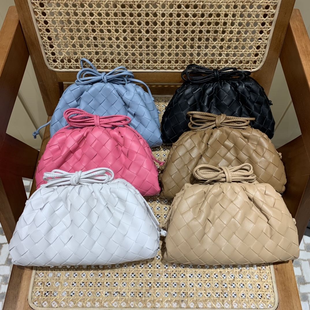 Bottega Veneta THE MINI POUCH 22CM 编织云朵包 585852黑色