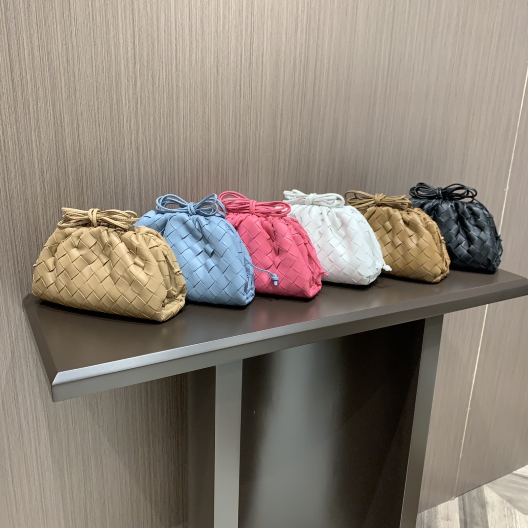 Bottega Veneta THE MINI POUCH 22CM 编织云朵包 585852黑色