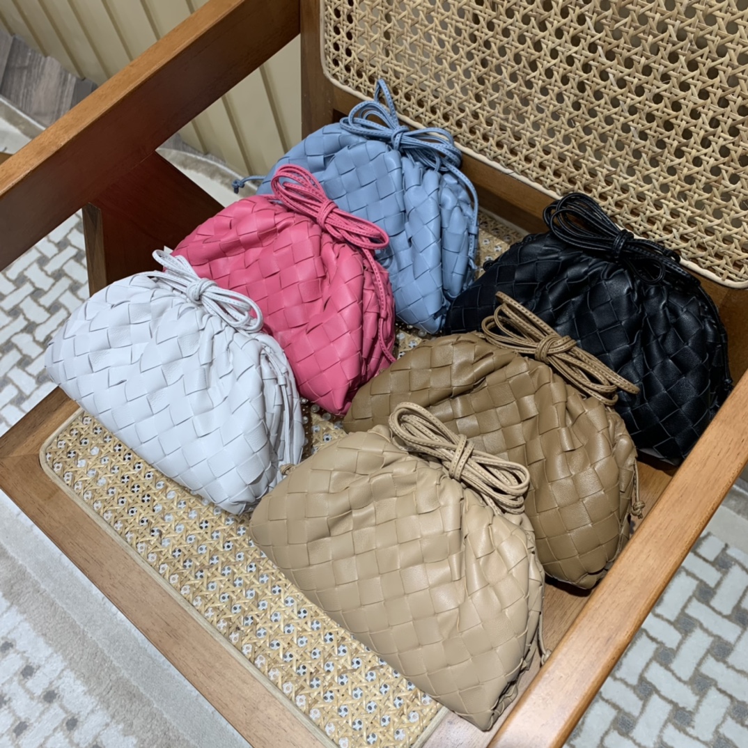 Bottega Veneta THE MINI POUCH 22CM 编织云朵包 585852黑色