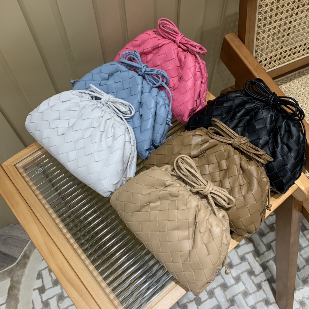 Bottega Veneta THE MINI POUCH 22CM 编织云朵包 585852黑色