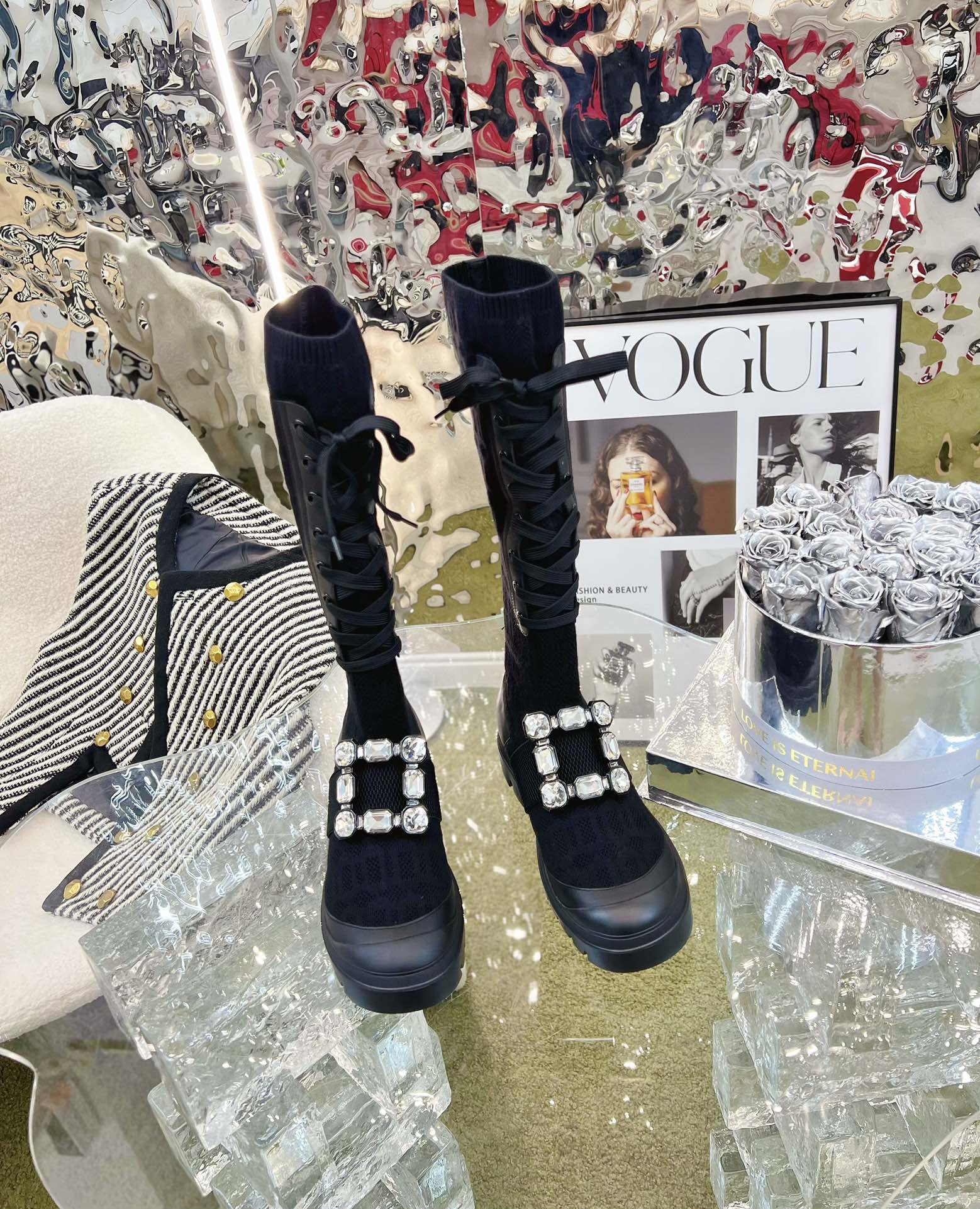 NO:477369,' | The new counter model of the cloud square diamond straps and slim legs socks boots are new. The upper is original custom calfskin with customized elastic letter socks. The original mold opening diamond decoration. The inner water dyed mixed-type soft sheepskin lining. The original mold opening is customized foaming and non-slip sole. Shoe size: 35-39 (40 customization is not returned or exchanged) The original counter has a full set of luxury packaging, boots, boots, cowhide, sheepskin, socks19860909' |  专柜新款云朵方钻绑带瘦腿袜子靴上新 鞋面原版定制小牛皮配定制弹力字母袜原版开模钻饰  内里特定水染混种柔软羊皮里 大底原版开模定制发泡防滑大底 鞋码:35-39（40定制不退换） 原版专柜全套豪华包装,靴子,boots,cowhide,sheepskin,socks,Women's Shoes