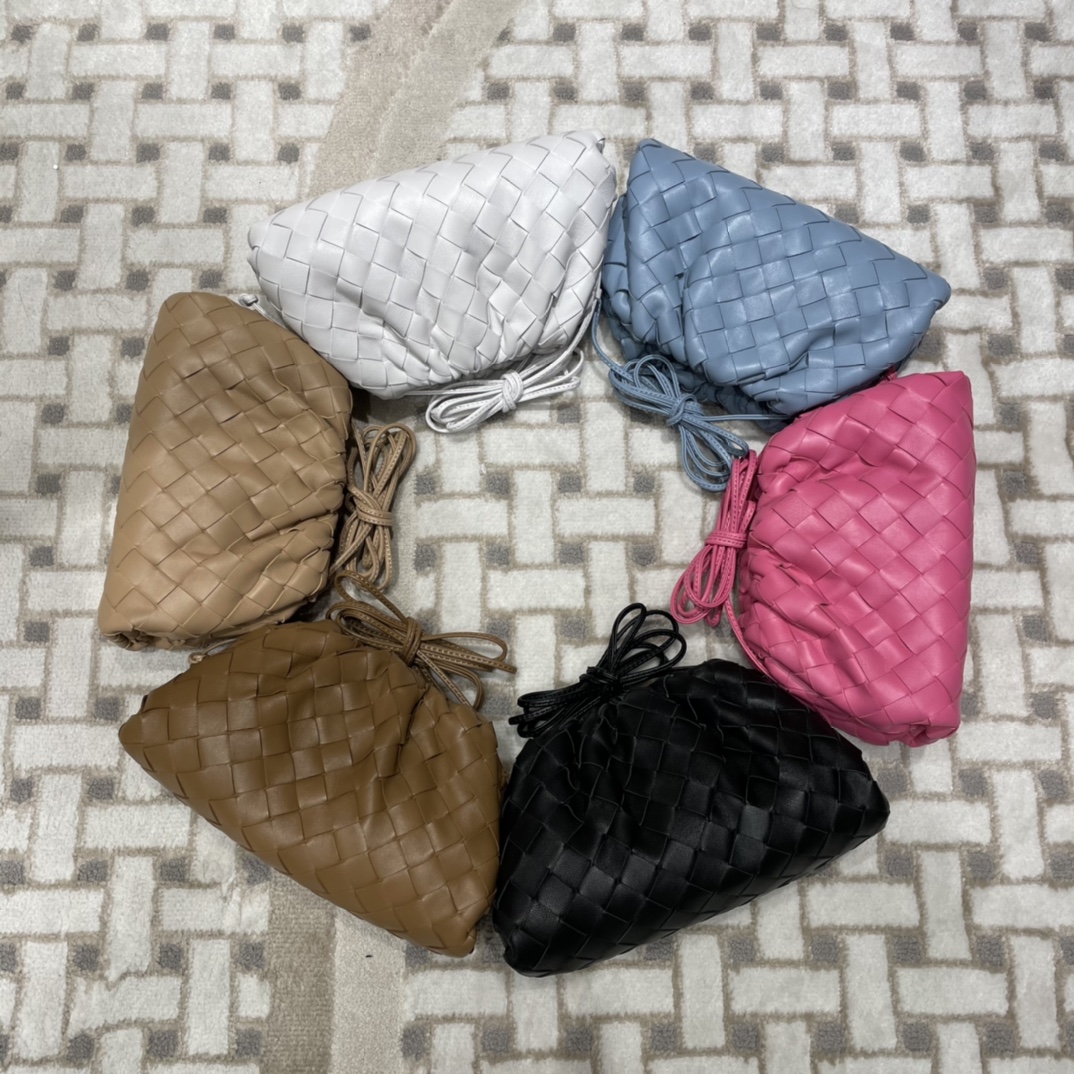 Bottega Veneta THE MINI POUCH 22CM 编织云朵包 585852黑色