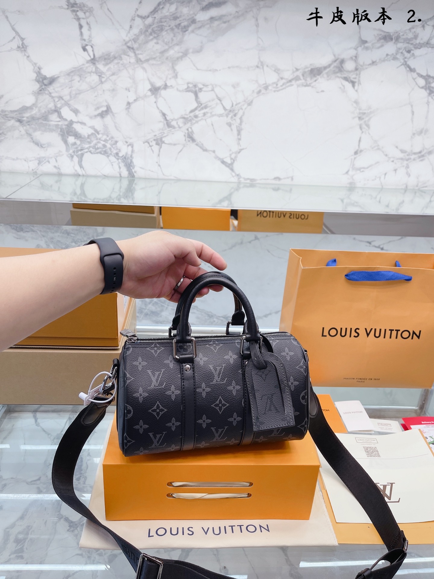 J5 折叠盒  Louis Vuitton 路易威登 LV  s25枕头包 无论版型 内里和专柜毫无差别 真正原版复刻 内里可拆卸 火遍全球的爆款机场大包 机车女神包 明星同款 贵气而充满活力的品牌设计风格 我们专业从国外购买原版打造市场第一顶端货源. 最顶级面料 一针一线专业师傅全新打造.细致而不粗糙.用完美搭配功力 衬托出你独特的个性尽显飞扬洒脱之感.品质战胜一切超棒 专柜尺寸25 15cm