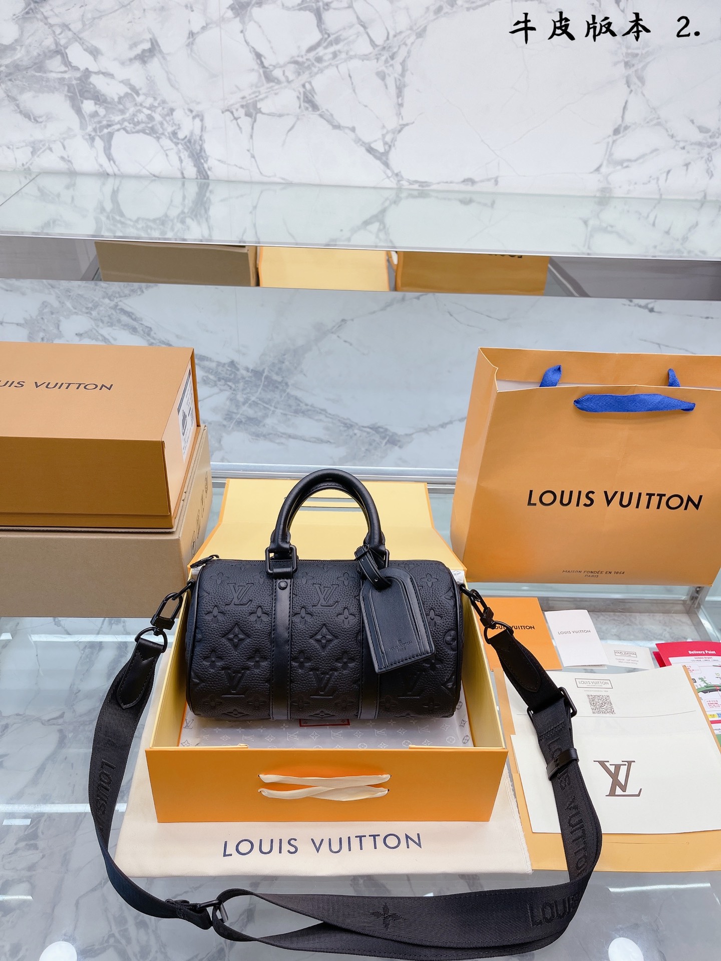 K0 小牛皮 折叠盒  Louis Vuitton 路易威登 LV  s25枕头包 无论版型 内里和专柜毫无差别 真正原版复刻 内里可拆卸 火遍全球的爆款机场大包 机车女神包 明星同款 贵气而充满活力的品牌设计风格 我们专业从国外购买原版打造市场第一顶端货源. 最顶级面料 一针一线专业师傅全新打造.细致而不粗糙.用完美搭配功力 衬托出你独特的个性尽显飞扬洒脱之感.品质战胜一切超棒 专柜尺寸25 15cm