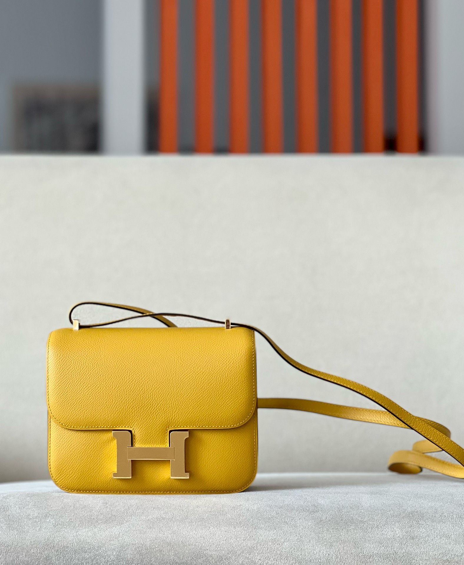 NO:741258,Constance 19 Shoulder/Crossbody bag Detailed picture Material Esom leather Size 19*15*4cm Description The classic big 'H' lock logo is very personal. It conveys the concept of freedom with its practical design. Some high-grade leather will also be used on the leather. The output is very low. It is the most difficult to get and the most difficult to buy bag in the H family. Hermes, hermes, satchels, crossbody bags, Hermes,19860909Constance 19 康斯坦 肩背/斜挎包 细节图 材质esom皮 尺寸19*15*4cm 描述经典大“H”锁头标志极具个性 以其实用的设计传递了自由的概念,皮质上也会选用一些高级皮革 产量极低 属于H家族中入手较困难也是最难买到的包袋.,爱马仕,hermes,satchels,crossbody bags,Hermes,,Bag