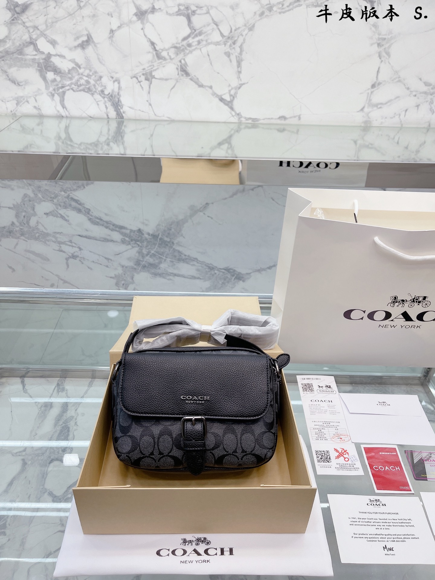 K0 牛皮版本 男士邮差包? Coach酷帅邻家风走起~ 夏日里的男包应该如何选择?时尚界男包内卷舌 白色的冬日不如配上一些明亮的颜色打造酷帅邻家风~@Coach Coach 蔻驰 的Track系列一直都是打造不同风格的家 v 这个颜色真的超级复古并且超有韵味~搭配风衣和马丁靴在背.上Track这款包包，真的超级深沉又深邃 V 不得不说这个配色还真是深藏不露，打开翻盖居然还带了一些姜黄色，真的是非常吸睛，搭配简单的白色T，背上运动风蓝色的 Track,在篮球场上一-定会迷倒不少女生 V容量可以放下11寸笔记本电脑~颜值与实力并存!!! 尺寸23 18cm