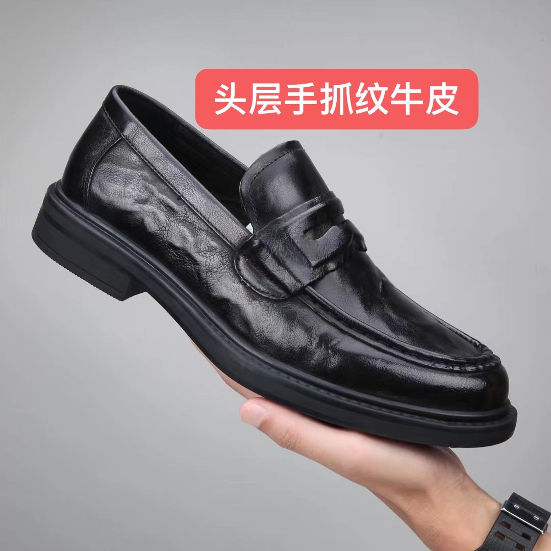 J0 , Prada 普拉达 手工休闲皮鞋上市、经典系列风格，面料头层牛皮，软底橡胶底，真皮内里及垫脚，质量好上脚舒适款