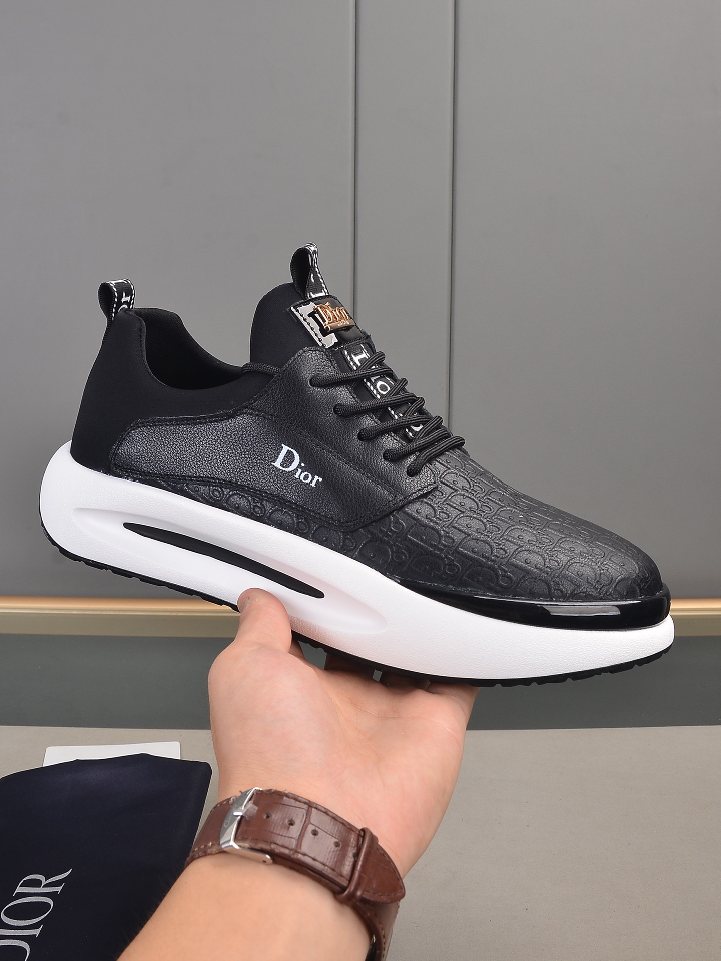 I5 Dior迪奥 主推爆款 高端系列休闲男鞋，简约大气鞋面采用头层真皮接拼迪奥专用材料[太阳][太阳]；进口头层羊皮内里；专用大底，耐磨，轻便，整体设计和谐统一又不缺乏个性 你值得拥有 颜色 黑，蓝色