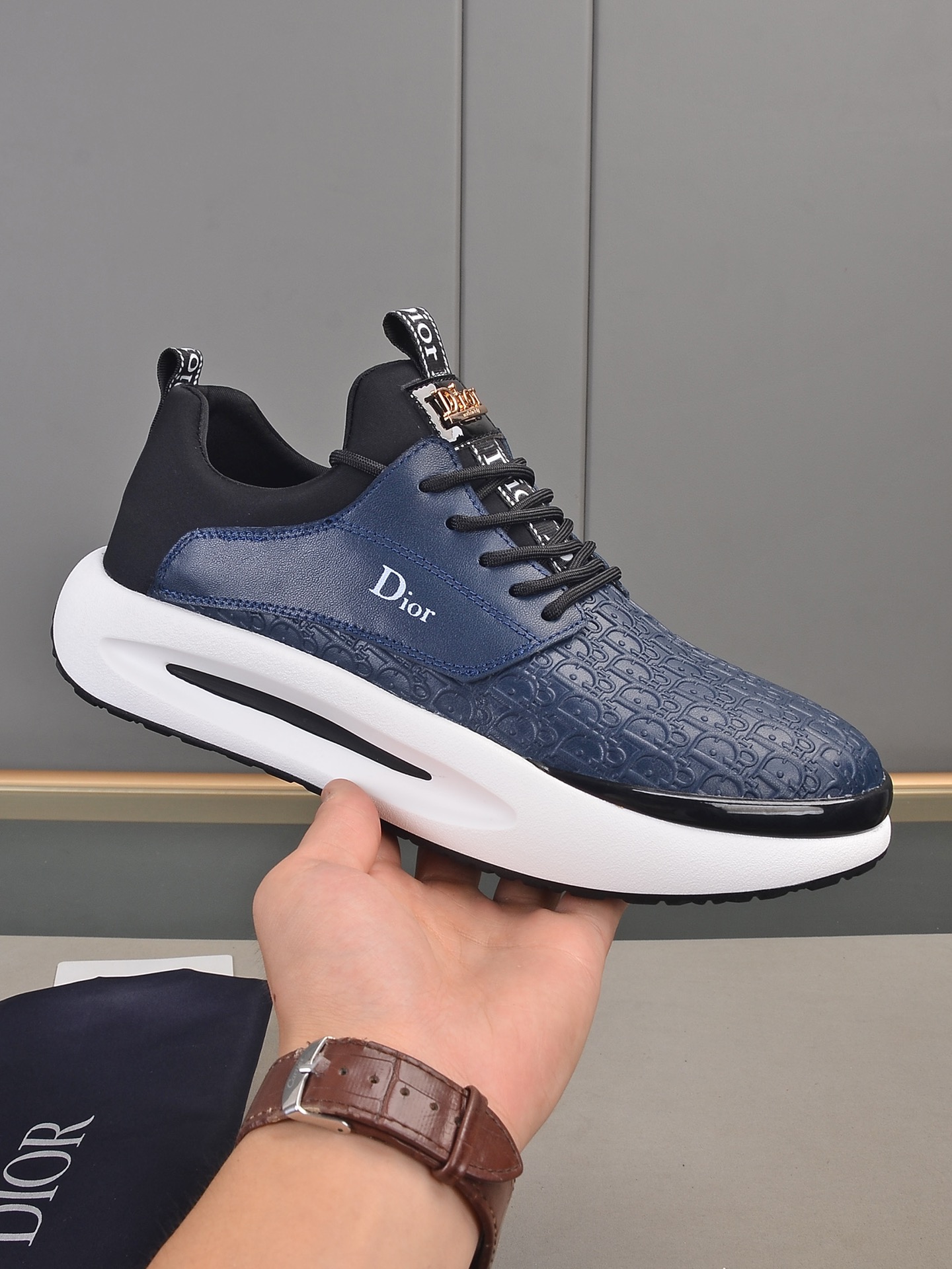 I5 Dior迪奥 主推爆款 高端系列休闲男鞋，简约大气鞋面采用头层真皮接拼迪奥专用材料[太阳][太阳]；进口头层羊皮内里；专用大底，耐磨，轻便，整体设计和谐统一又不缺乏个性 你值得拥有 颜色 黑，蓝，色