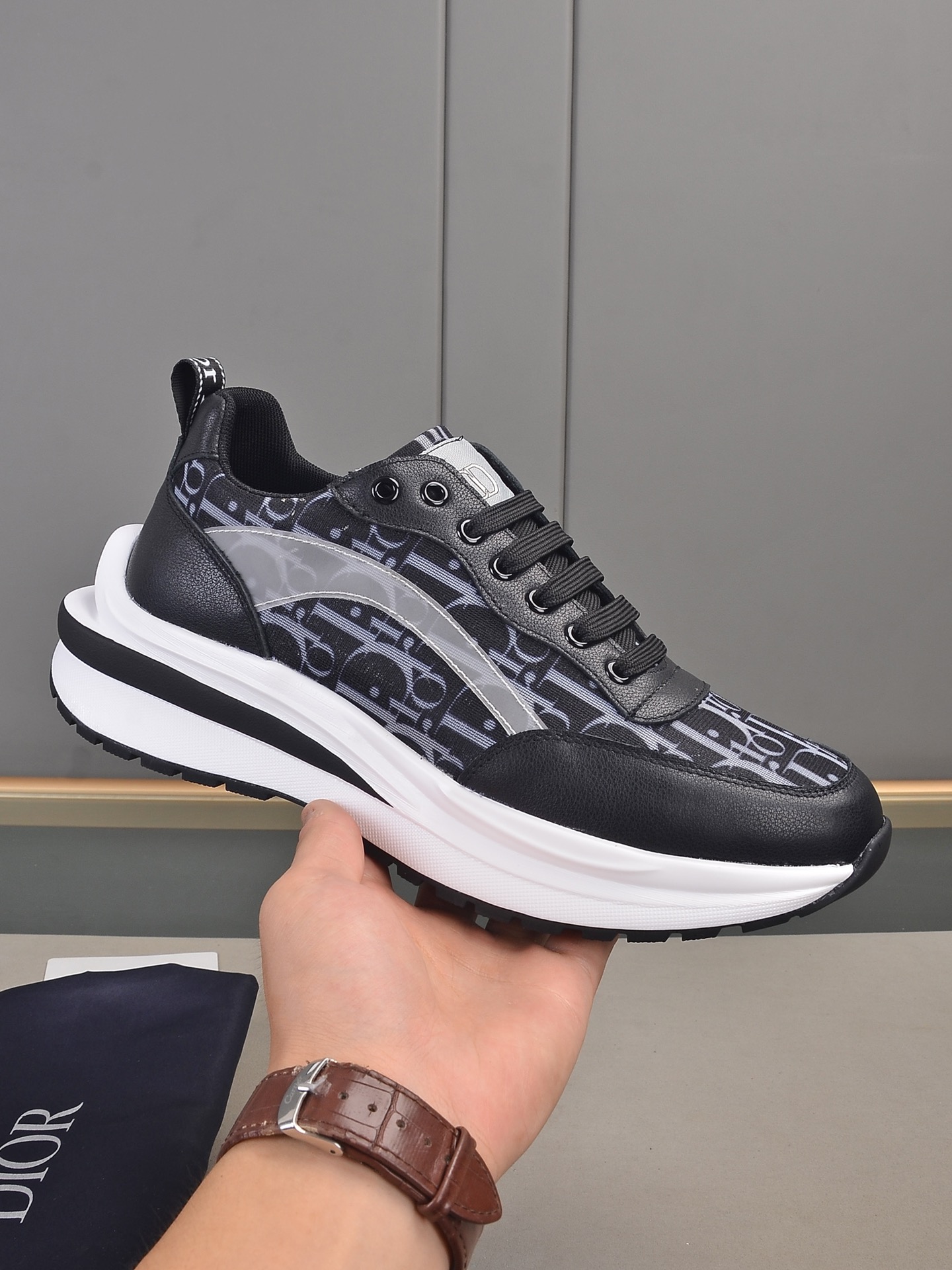 I5 Dior迪奥 主推爆款 高端系列休闲男鞋，简约大气鞋面采用头层真皮接拼迪奥专用材料[太阳][太阳]；进口头层羊皮内里；专用大底，耐磨，轻便，整体设计和谐统一又不缺乏个性 你值得拥有 颜色 黑，白，色