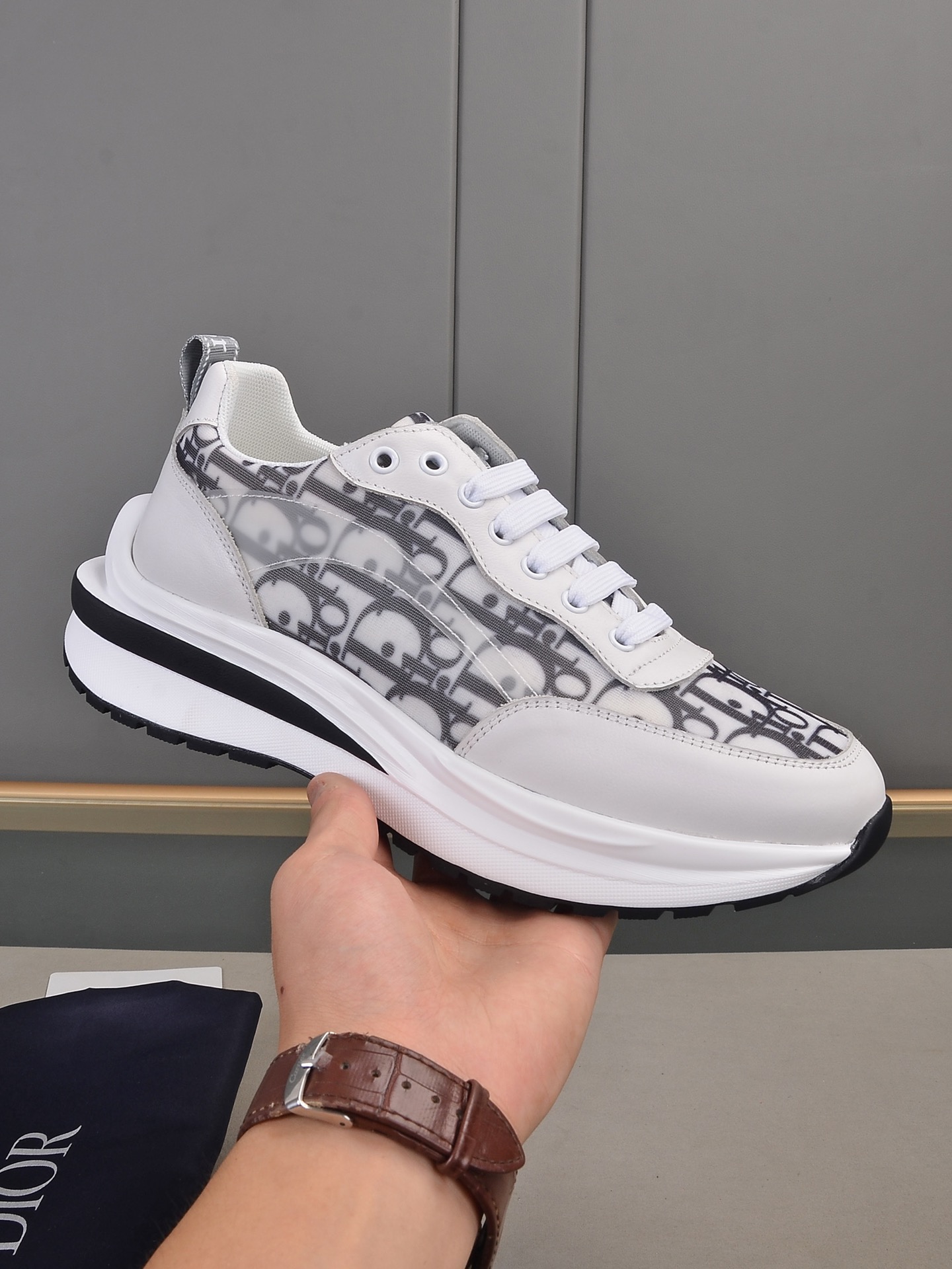 I5 Dior迪奥 主推爆款 高端系列休闲男鞋，简约大气鞋面采用头层真皮接拼迪奥专用材料[太阳][太阳]；进口头层羊皮内里；专用大底，耐磨，轻便，整体设计和谐统一又不缺乏个性 你值得拥有 颜色 黑，白，色