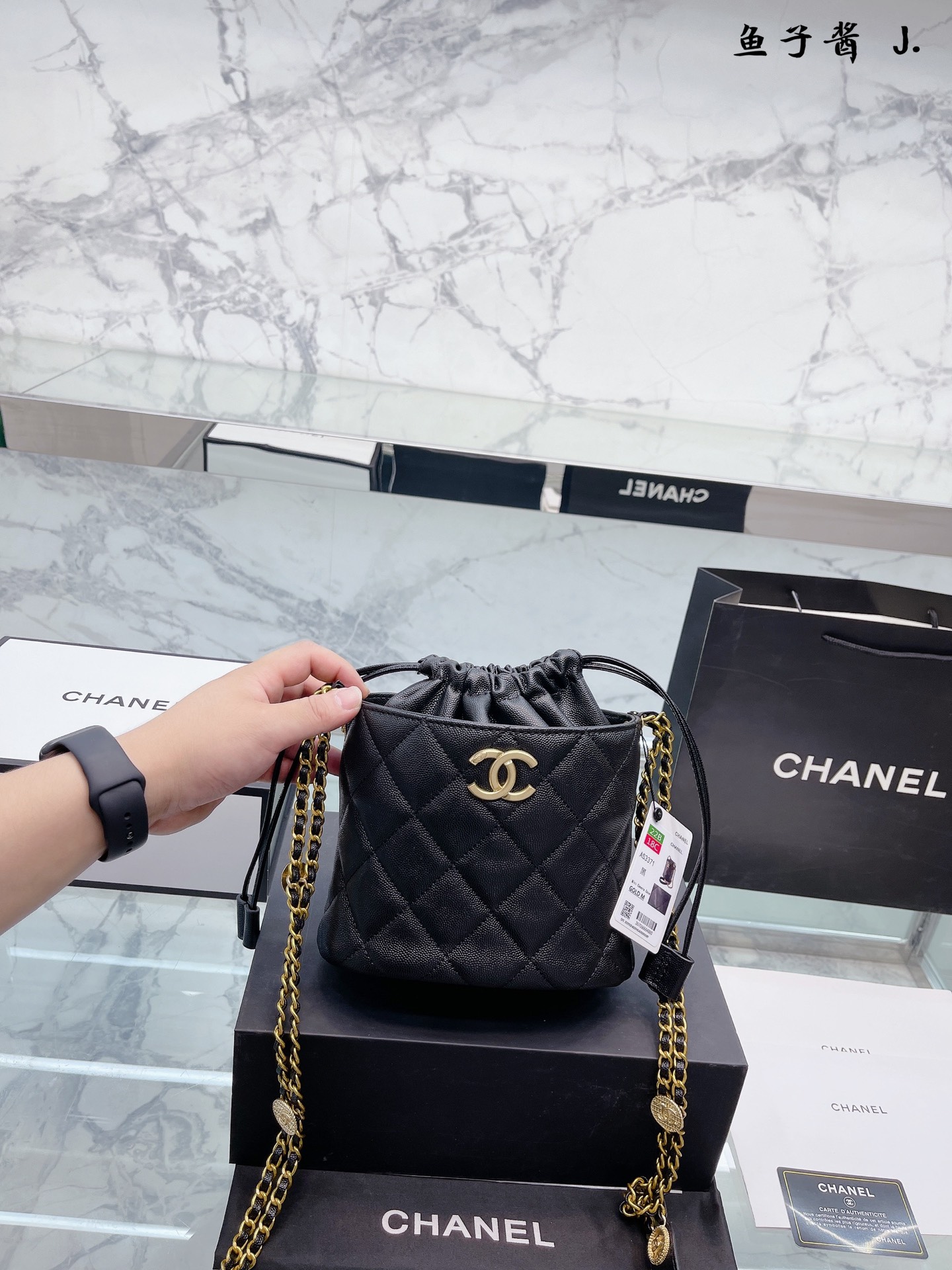 J0 Chanel 22A 金币水桶包 容量很大哦，比LV的发财桶容量还大，鱼子酱 皮，限量版尺寸：20 16cm 全套礼盒包装