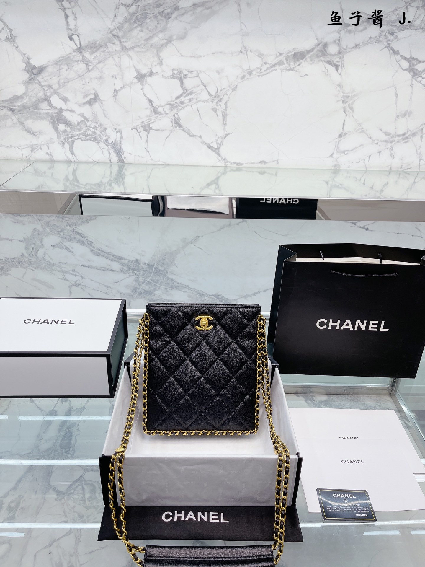 J5 22A 链条双层 托特包 容量很大哦，百搭休闲,职业,萌新等多种风格 材质是原版牛皮工艺 内里隔层方便收纳 挎背休闲洋气 手提不俗套又很有御姐风范 大方利落超好看 尺寸 22 23cm 配折叠礼盒