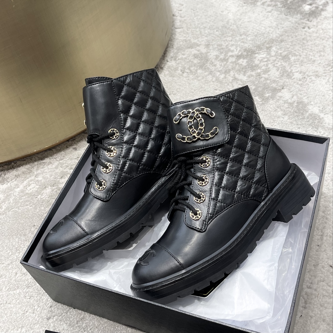 CHANEL Botte femme collection automne-hiver, sans lacets, bottes droites, bottes cavalières, semelle extérieure en cuir véritable d'Italie