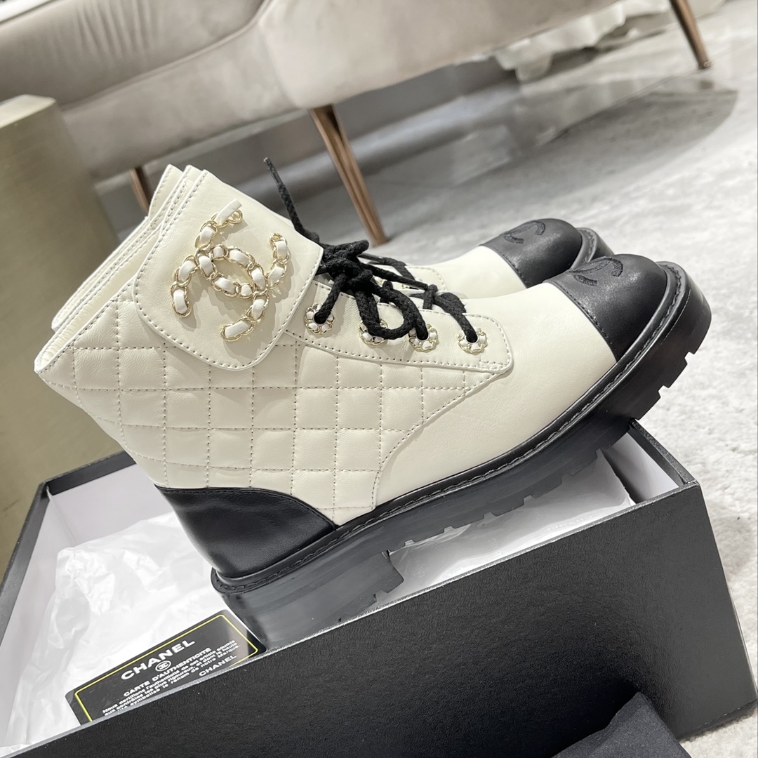 CHANEL Botte femme collection automne-hiver, sans lacets, bottes droites, bottes cavalières, semelle extérieure en cuir véritable d'Italie