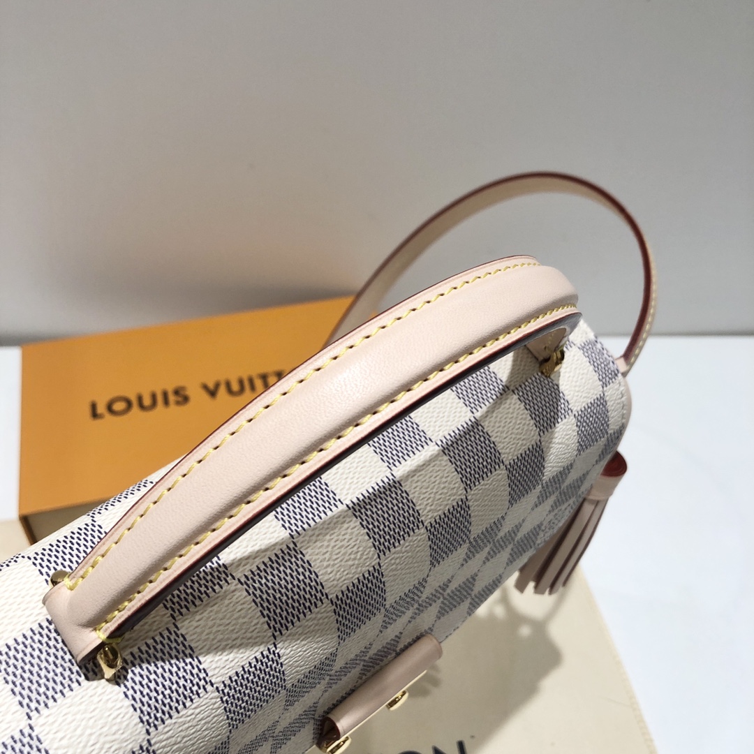 NO:178359,This bag of Baige Postman has always been a popular model. No matter its style is so meticulous that the hardware accessories and oil edges are all well received by everyone. Our Baige Postman is completely stress-free compared with the counter K.19860909白格邮差这款包一直都是火爆的款,无论它的款式做工细致到五金配件与油边都是受到大家一致很好的反馈,咱们家的白格邮差与专柜K对比完全无压力,,Bag