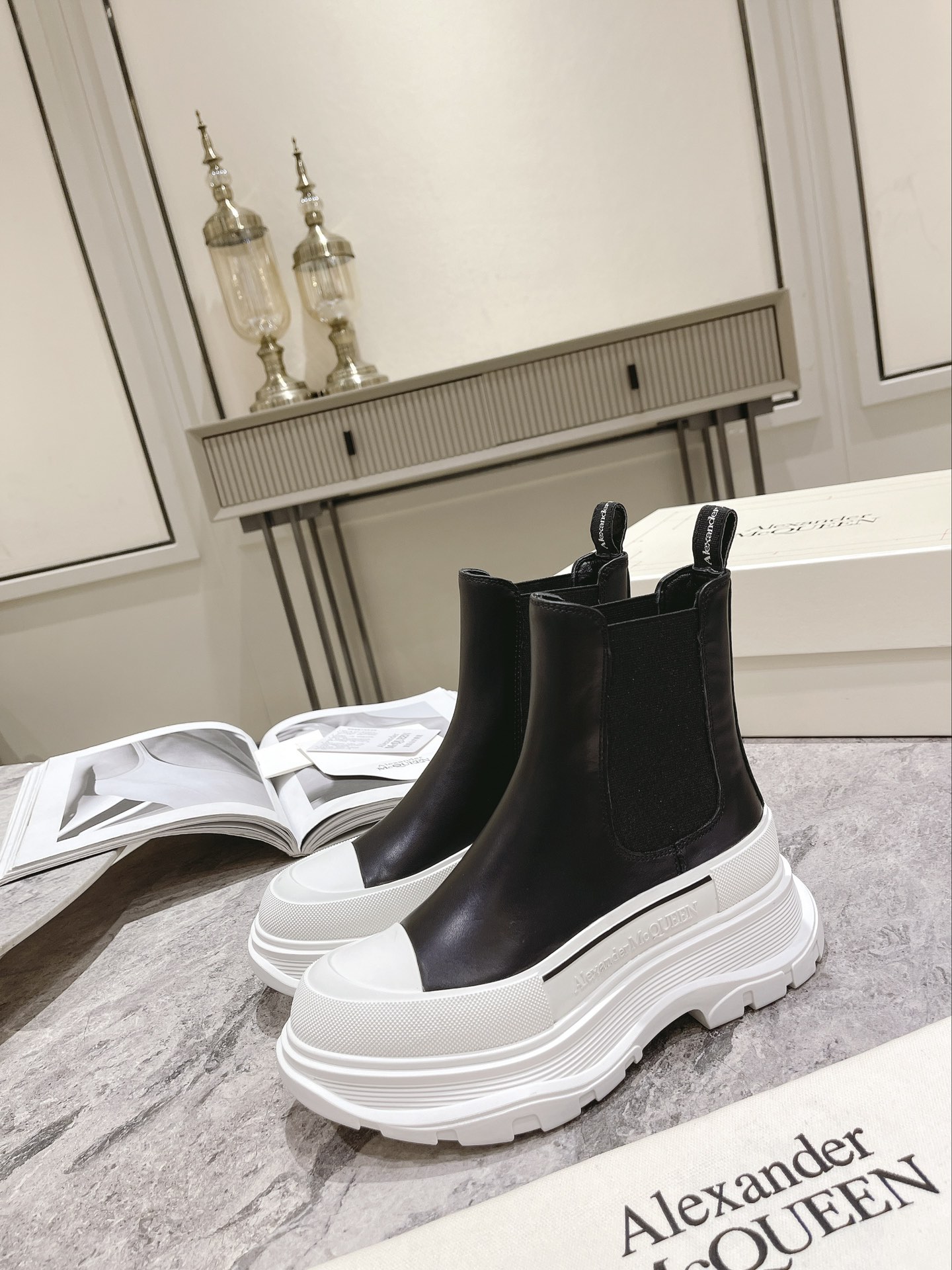 Fábrica directa explosiva ALEXANDER MCQUEEN Alexander McQueen Chelsea botas original TPU varias capa