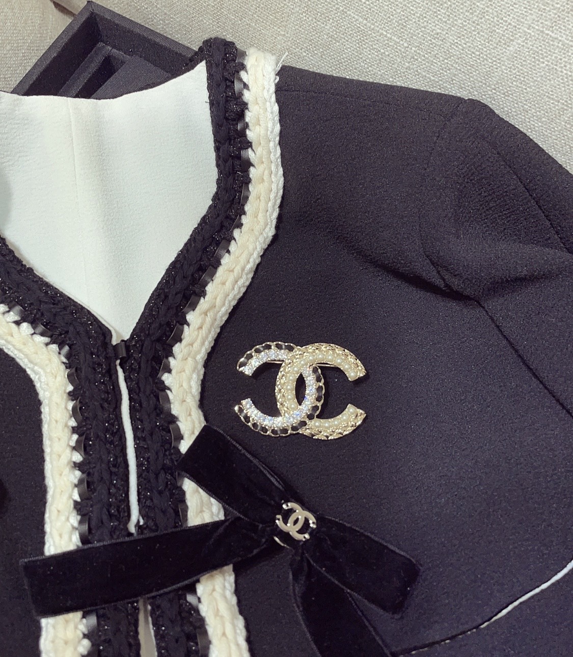 NO:635765,88220, the large version arrived today. 22B new metal diamond pattern pearl leather chain rhinestone stitching brooch. The real heavy-duty blingbling is so flashy. The combination of various classic fragrance elements looks particularly noble and gorgeous. Exclusively purchased from yb customization. Everyone knows the top version. Swarovski pearl lambskin material wax inlaid with zircon, brooch, breastpin, sheepskin, Cartier high-end jewelry1986090988220,今日到货大号版 22B新款金属菱格纹珍珠皮穿链水钻拼接胸针 实物超重工blingbling简直闪到爆 各种经典小香元素结合显得特别贵气华丽 独家购入yb定制 顶级版本懂的都懂 施华洛珍珠小羊皮材质蜡镶锆石,,brooch，breastpin,sheepskin,卡迪亚高端饰品,Jewelry