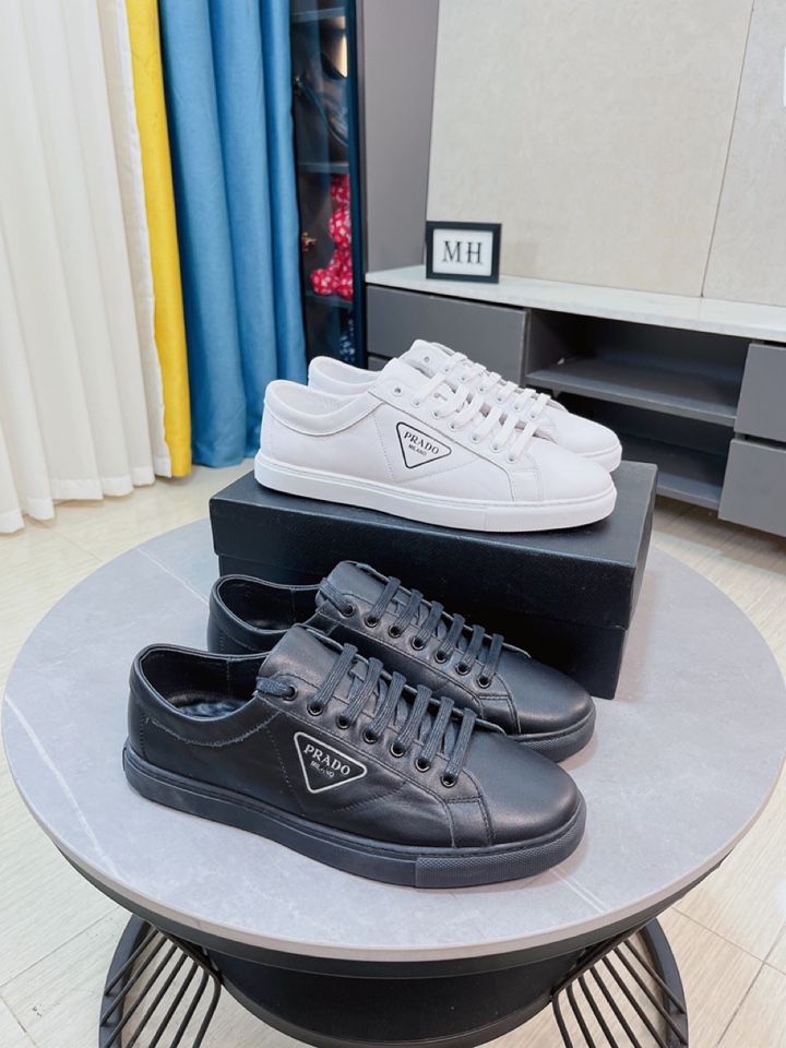 I5 Prada 普拉达  米兰展新品男鞋出炉了，官网：1制作原版，续写魅力传承，创新与致敬年轻时尚的你必须拥有活动垫脚无臭脚；进口油蜡皮鞋面耐磨橡胶底；适合四季穿着 ，时尚百搭。