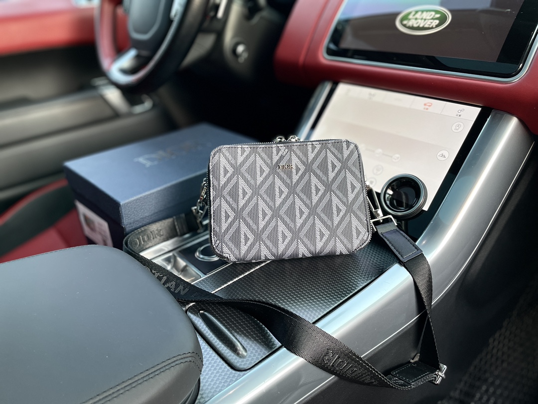 J5 高端货 “ Dior  迪奥 ”相机包进口原厂面料高清五金logo标志、专用内里。顺滑拉链、油边平滑、做工精致每个细节到位潮男必备款。配：礼品盒规格28/13/7。 “ Dior  迪奥 ”相机包进口原厂面料高清五金logo标志、专用内里。顺滑拉链、油边平滑、做工精致每个细节到位潮男必备款。配：礼品盒规格28/13/7。p205