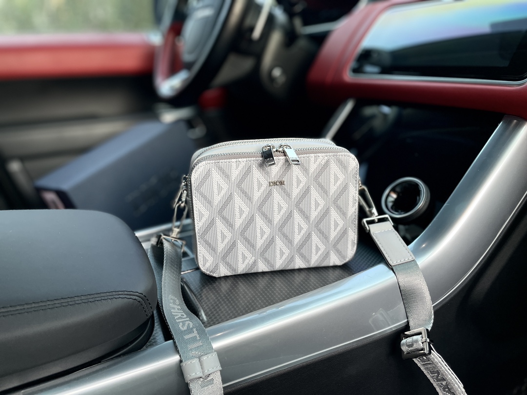 J5 高端货 “ Dior  迪奥 ”相机包进口原厂帆布面料高清五金logo标志、专用内里。顺滑拉链、油边平滑、做工精致每个细节到位潮男必备款。配：礼品盒规格28/13/7。p205