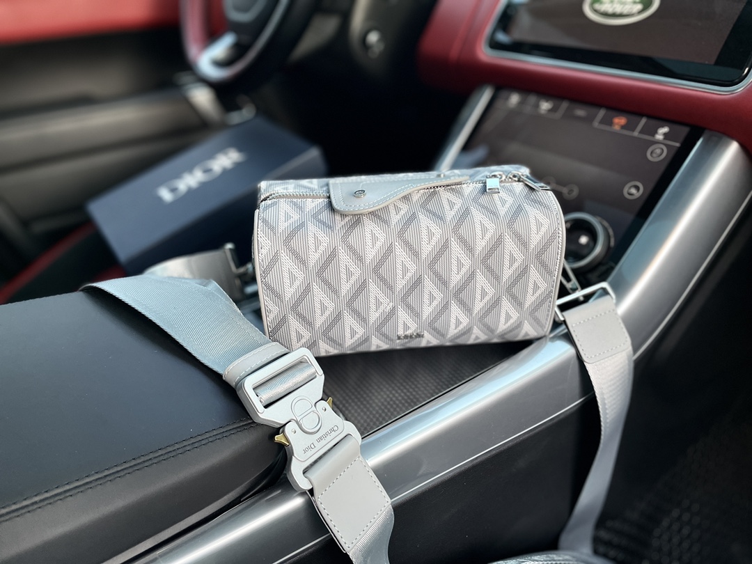 K0 高端货 “ Dior  迪奥 ”单肩包 Lingot26系列马鞍翻盖 肩带可拆卸 进口原厂面料高清五金logo标志、专用内里。顺滑拉链、油边超平滑、做工精致每个细节到位潮男必备款。配：礼品盒 规格22/10.5/12.5cm。p245