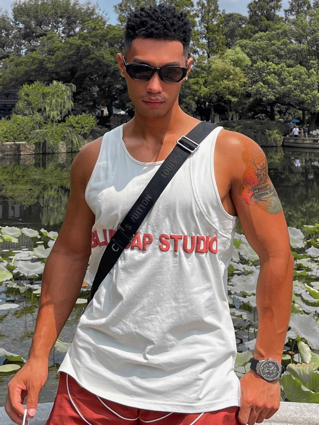 黑皮男孩演绎，
有一种帅到没朋友的气质！