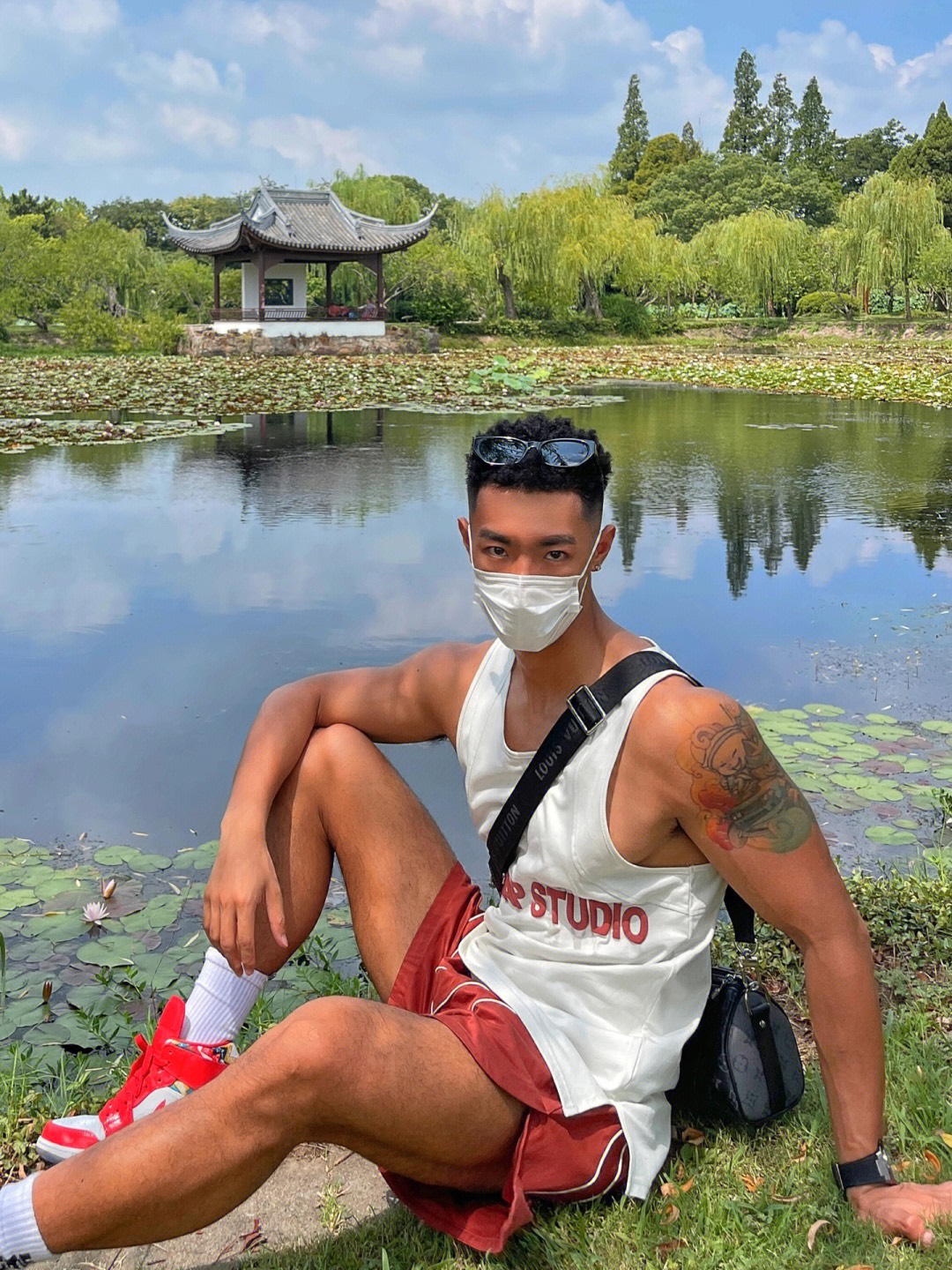 黑皮男孩演绎，
有一种帅到没朋友的气质！