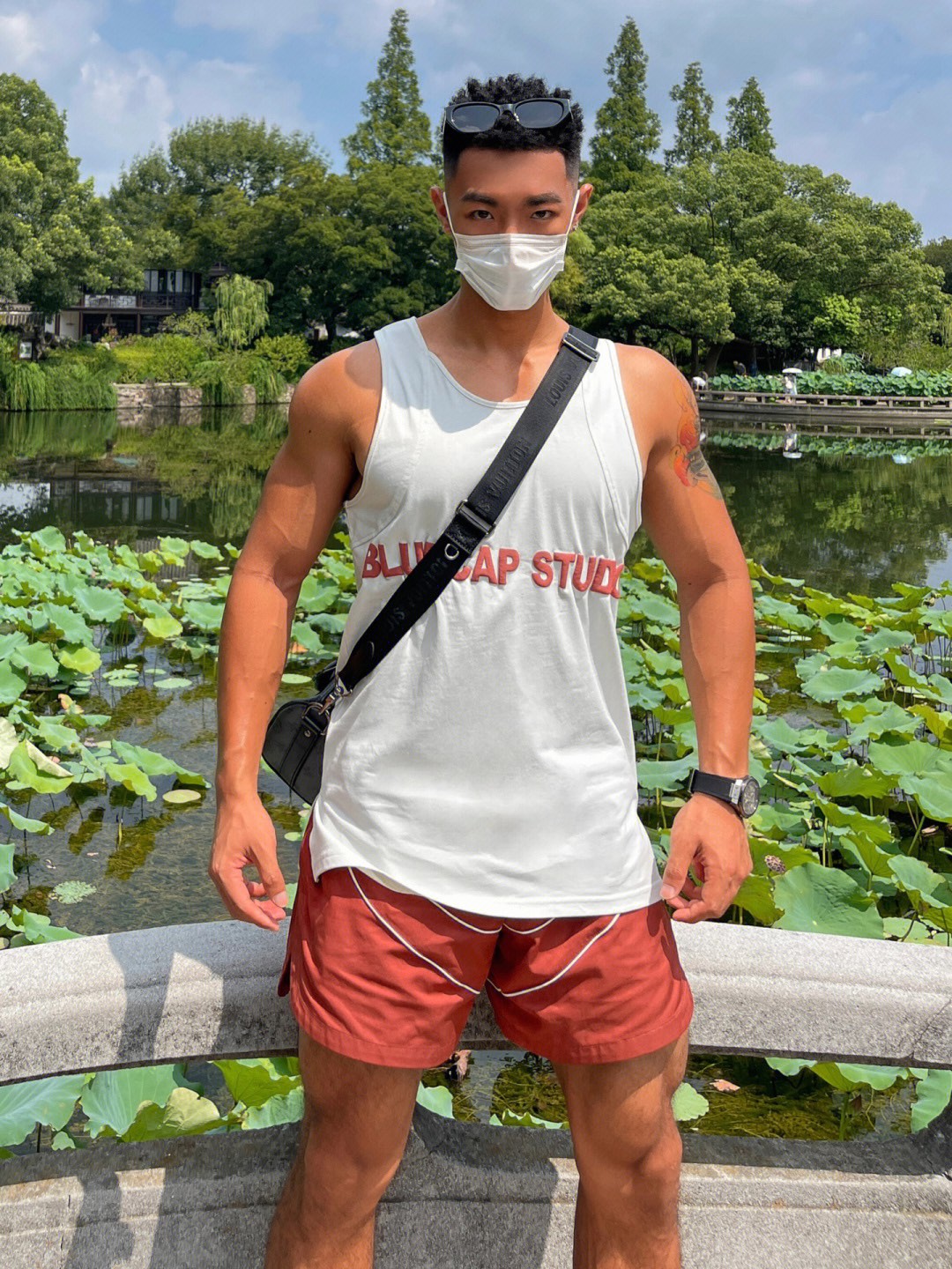 黑皮男孩演绎，
有一种帅到没朋友的气质！