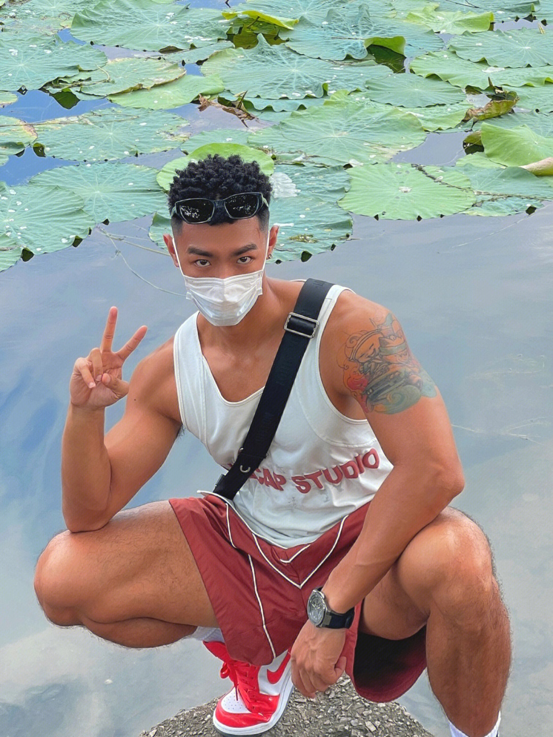黑皮男孩演绎，
有一种帅到没朋友的气质！
