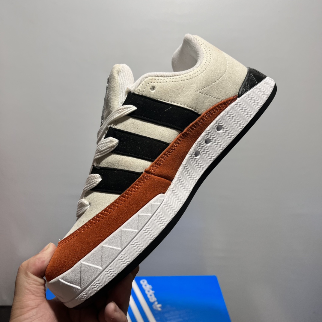 特价🔥🔥🔥💰145包邮adidas adimatic面包鞋 阿迪达斯「鲨鱼面包鞋」新联名开启,携手费城传奇滑手贾马尔·史密斯JamalSmith x Adidas Adimatic Low"Black/Orange"马蒂奇系列低帮复古鲨鱼面包休闲运动休闲滑板板鞋 90年代复古老鞋 面包鞋 浮夸的日韩版面与鞋底 颜值爆棚 不撞鞋 高档麂皮+牛筋底 经典复古休闲板鞋  鞋浮夸的日韩版面与鞋底 颜值爆棚 开学季不撞鞋  颜色灰橘尺码36-44 价格