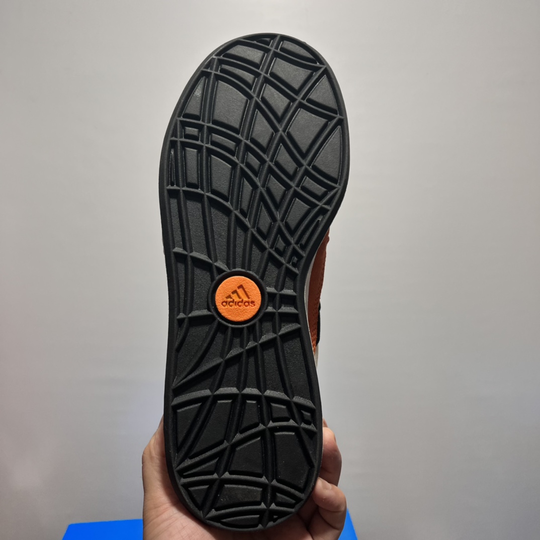 特价🔥🔥🔥💰145包邮adidas adimatic面包鞋 阿迪达斯「鲨鱼面包鞋」新联名开启,携手费城传奇滑手贾马尔·史密斯JamalSmith x Adidas Adimatic Low"Black/Orange"马蒂奇系列低帮复古鲨鱼面包休闲运动休闲滑板板鞋 90年代复古老鞋 面包鞋 浮夸的日韩版面与鞋底 颜值爆棚 不撞鞋 高档麂皮+牛筋底 经典复古休闲板鞋  鞋浮夸的日韩版面与鞋底 颜值爆棚 开学季不撞鞋  颜色灰橘尺码36-44 价格