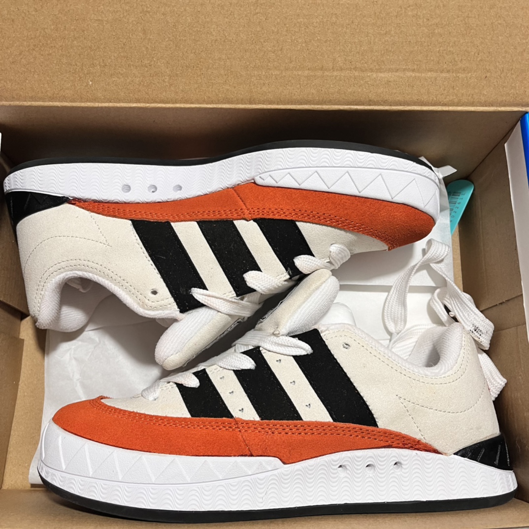 特价🔥🔥🔥💰145包邮adidas adimatic面包鞋 阿迪达斯「鲨鱼面包鞋」新联名开启,携手费城传奇滑手贾马尔·史密斯JamalSmith x Adidas Adimatic Low"Black/Orange"马蒂奇系列低帮复古鲨鱼面包休闲运动休闲滑板板鞋 90年代复古老鞋 面包鞋 浮夸的日韩版面与鞋底 颜值爆棚 不撞鞋 高档麂皮+牛筋底 经典复古休闲板鞋  鞋浮夸的日韩版面与鞋底 颜值爆棚 开学季不撞鞋  颜色灰橘尺码36-44 价格
