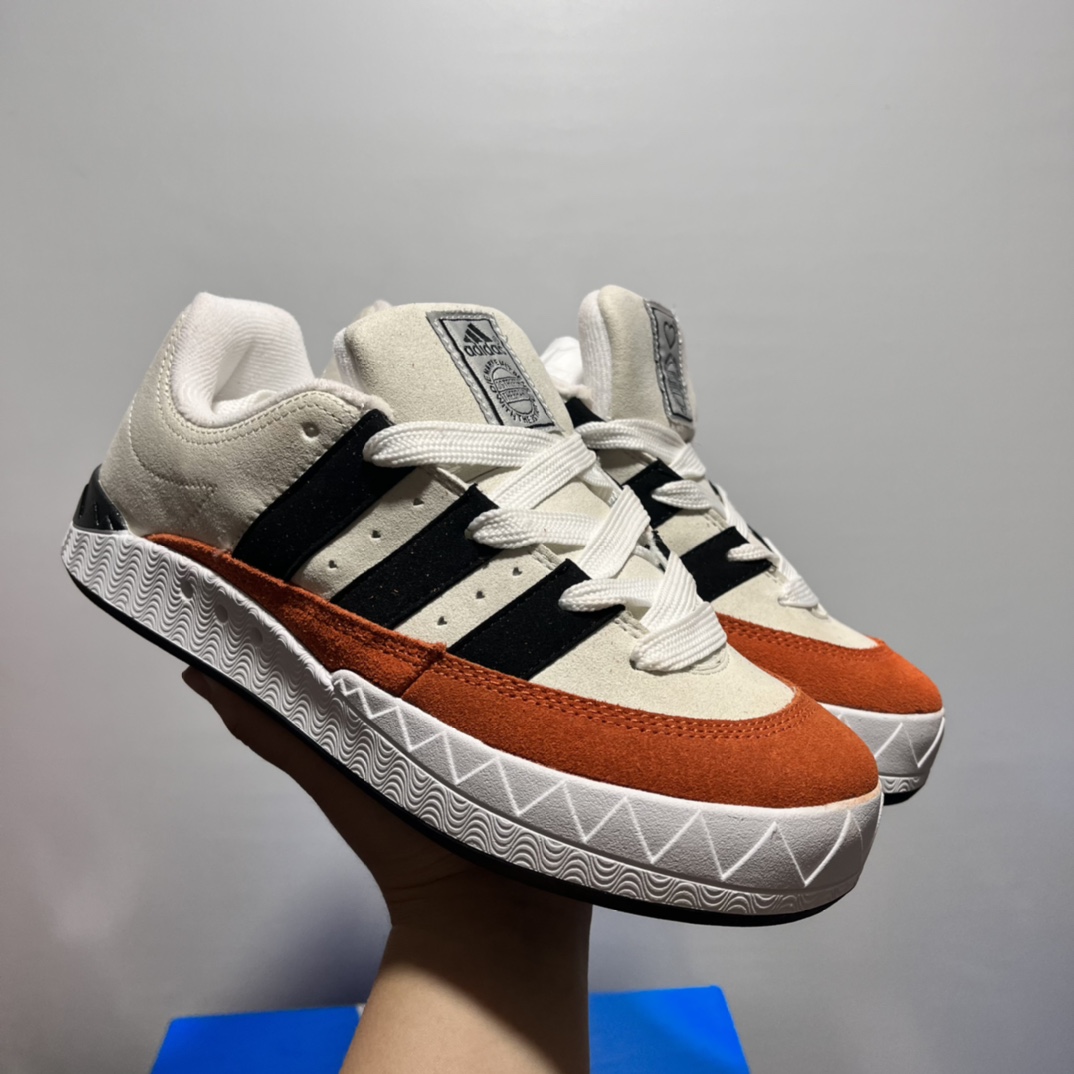 特价🔥🔥🔥💰145包邮adidas adimatic面包鞋 阿迪达斯「鲨鱼面包鞋」新联名开启,携手费城传奇滑手贾马尔·史密斯JamalSmith x Adidas Adimatic Low"Black/Orange"马蒂奇系列低帮复古鲨鱼面包休闲运动休闲滑板板鞋 90年代复古老鞋 面包鞋 浮夸的日韩版面与鞋底 颜值爆棚 不撞鞋 高档麂皮+牛筋底 经典复古休闲板鞋  鞋浮夸的日韩版面与鞋底 颜值爆棚 开学季不撞鞋  颜色灰橘尺码36-44 价格