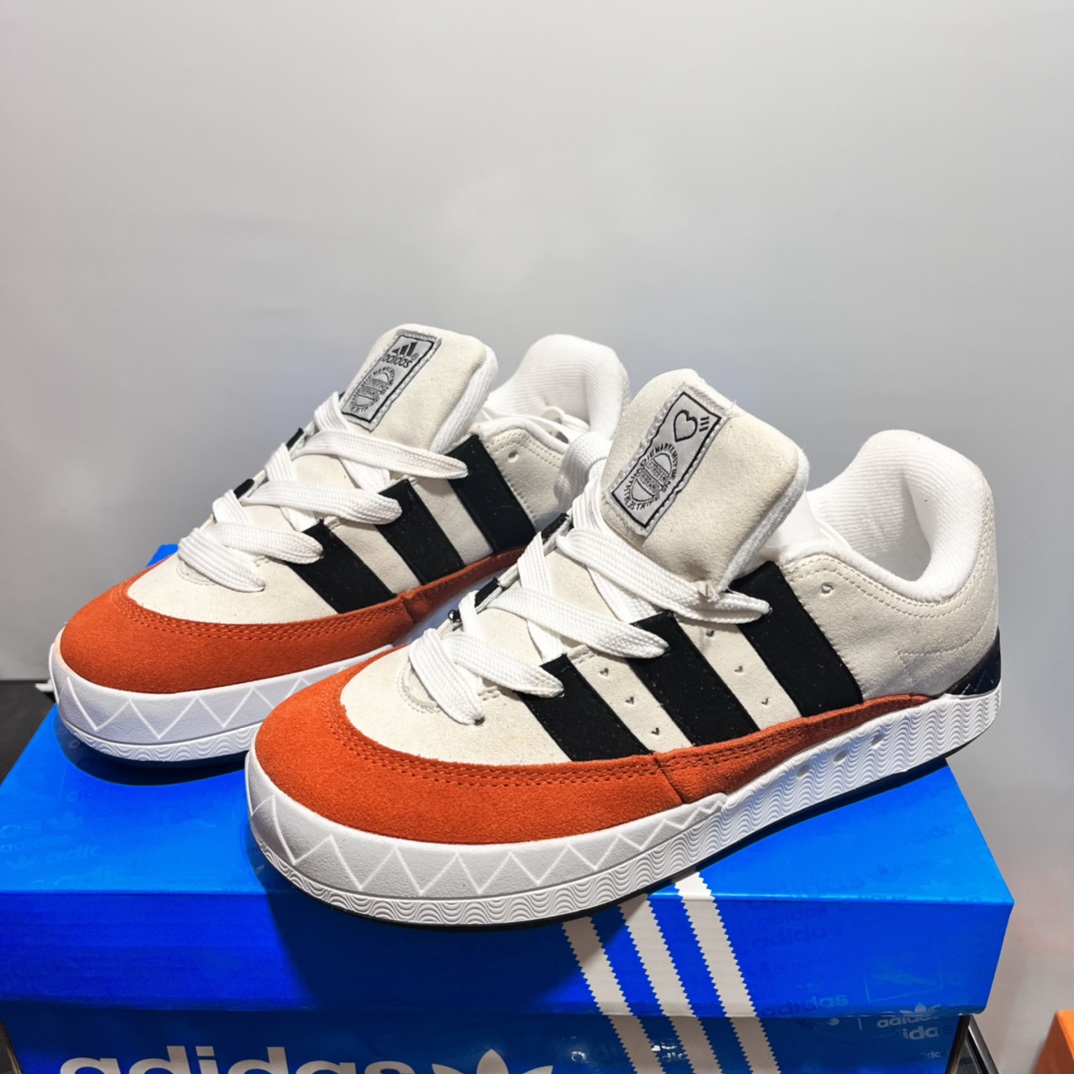 特价🔥🔥🔥💰145包邮adidas adimatic面包鞋 阿迪达斯「鲨鱼面包鞋」新联名开启,携手费城传奇滑手贾马尔·史密斯JamalSmith x Adidas Adimatic Low"Black/Orange"马蒂奇系列低帮复古鲨鱼面包休闲运动休闲滑板板鞋 90年代复古老鞋 面包鞋 浮夸的日韩版面与鞋底 颜值爆棚 不撞鞋 高档麂皮+牛筋底 经典复古休闲板鞋  鞋浮夸的日韩版面与鞋底 颜值爆棚 开学季不撞鞋  颜色灰橘尺码36-44 价格