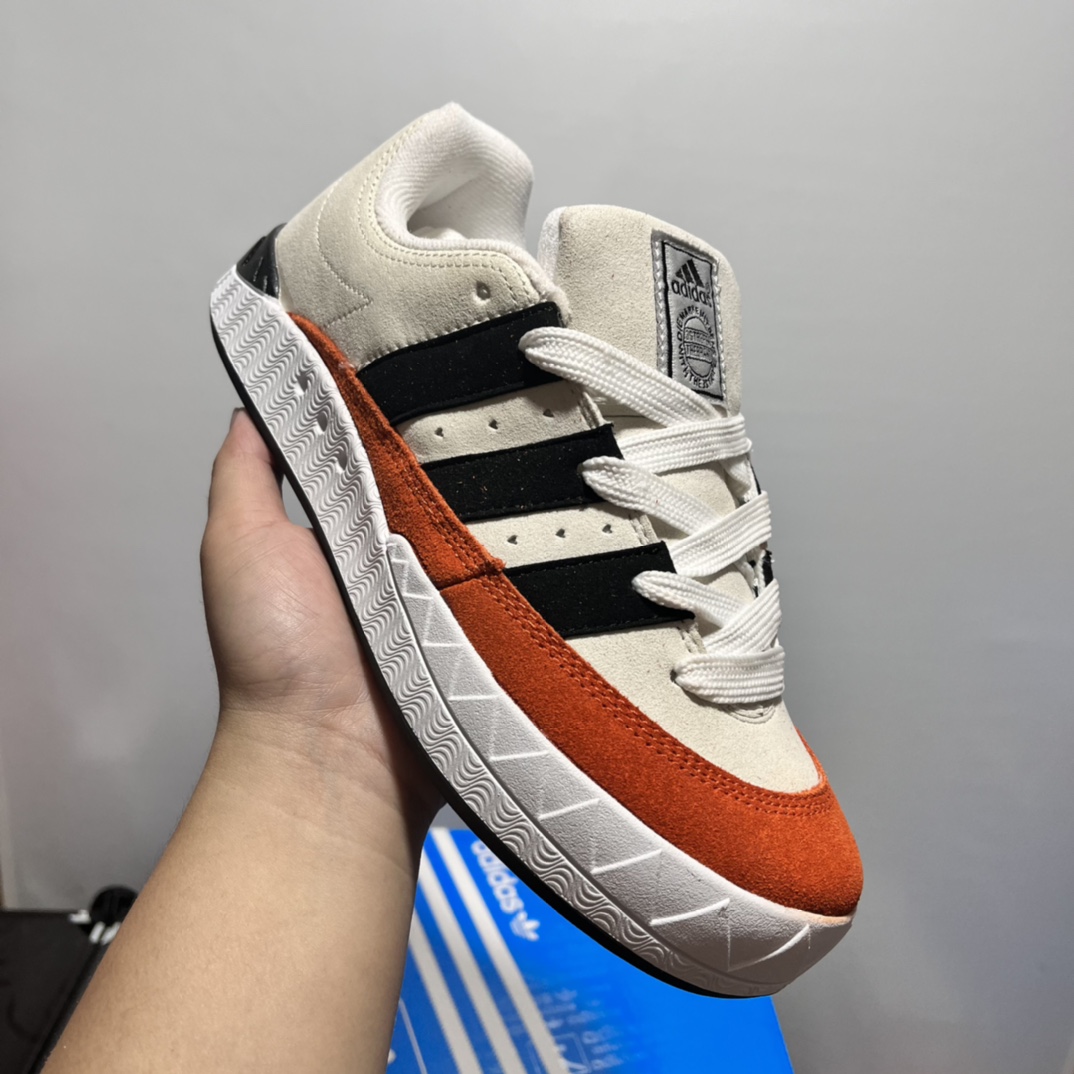 特价🔥🔥🔥💰145包邮adidas adimatic面包鞋 阿迪达斯「鲨鱼面包鞋」新联名开启,携手费城传奇滑手贾马尔·史密斯JamalSmith x Adidas Adimatic Low"Black/Orange"马蒂奇系列低帮复古鲨鱼面包休闲运动休闲滑板板鞋 90年代复古老鞋 面包鞋 浮夸的日韩版面与鞋底 颜值爆棚 不撞鞋 高档麂皮+牛筋底 经典复古休闲板鞋  鞋浮夸的日韩版面与鞋底 颜值爆棚 开学季不撞鞋  颜色灰橘尺码36-44 价格