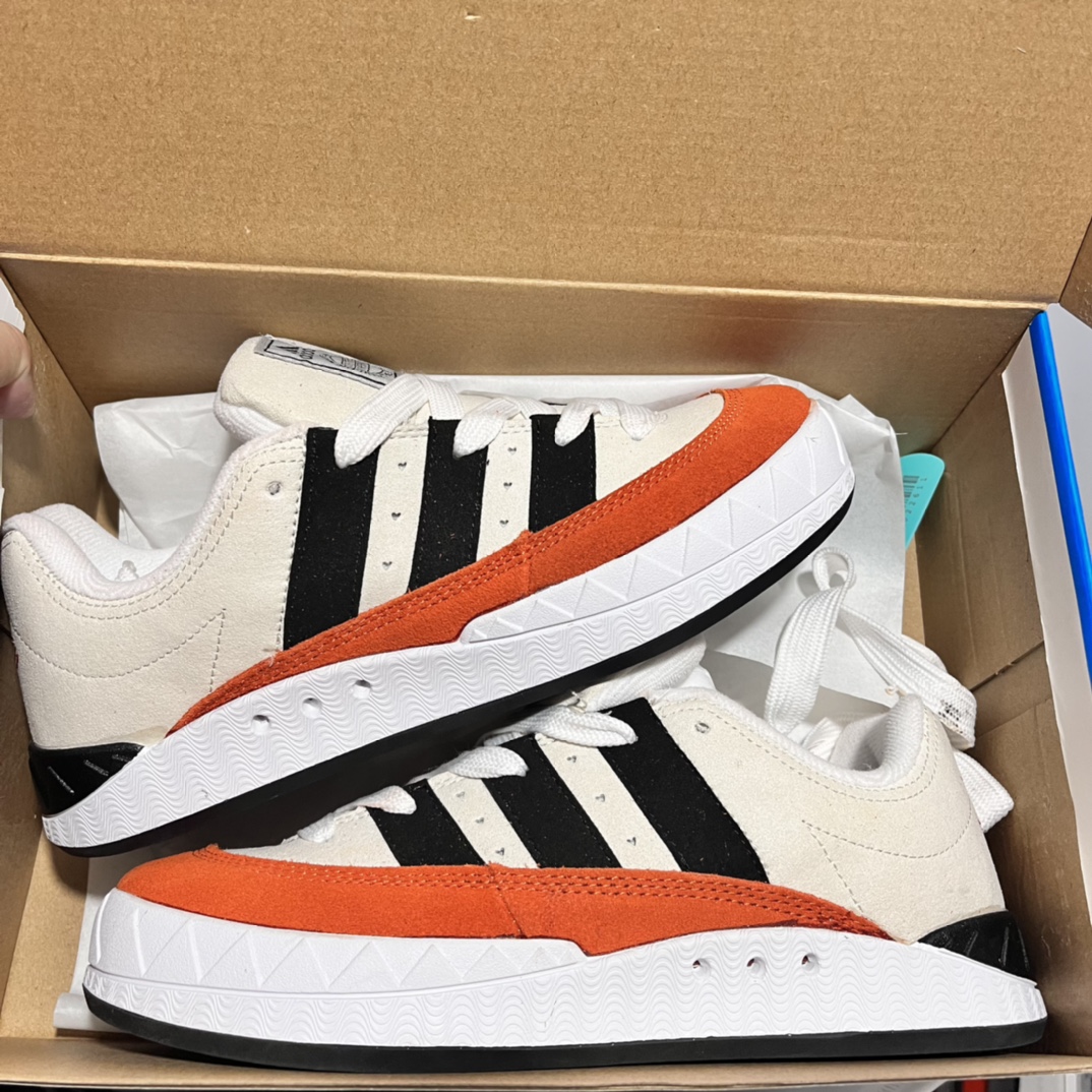 特价🔥🔥🔥💰145包邮adidas adimatic面包鞋 阿迪达斯「鲨鱼面包鞋」新联名开启,携手费城传奇滑手贾马尔·史密斯JamalSmith x Adidas Adimatic Low"Black/Orange"马蒂奇系列低帮复古鲨鱼面包休闲运动休闲滑板板鞋 90年代复古老鞋 面包鞋 浮夸的日韩版面与鞋底 颜值爆棚 不撞鞋 高档麂皮+牛筋底 经典复古休闲板鞋  鞋浮夸的日韩版面与鞋底 颜值爆棚 开学季不撞鞋  颜色灰橘尺码36-44 价格