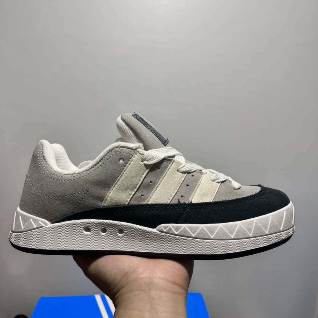 特价🔥🔥🔥💰145包邮 adidas adimatic面包鞋 阿迪达斯「鲨鱼面包鞋」新联名开启,携手费城传奇滑手贾马尔·史密斯JamalSmith x Adidas Adimatic Low"Black/Orange"马蒂奇系列低帮复古鲨鱼面包休闲运动休闲滑板板鞋 90年代复古老鞋 面包鞋 浮夸的日韩版面与鞋底 颜值爆棚 不撞鞋 高档麂皮+牛筋底 经典复古休闲板鞋  鞋浮夸的日韩版面与鞋底 颜值爆棚 开学季不撞鞋  颜色灰蓝 尺码36-44 价格