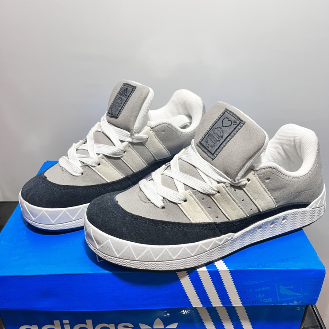 特价🔥🔥🔥💰145包邮 adidas adimatic面包鞋 阿迪达斯「鲨鱼面包鞋」新联名开启,携手费城传奇滑手贾马尔·史密斯JamalSmith x Adidas Adimatic Low"Black/Orange"马蒂奇系列低帮复古鲨鱼面包休闲运动休闲滑板板鞋 90年代复古老鞋 面包鞋 浮夸的日韩版面与鞋底 颜值爆棚 不撞鞋 高档麂皮+牛筋底 经典复古休闲板鞋  鞋浮夸的日韩版面与鞋底 颜值爆棚 开学季不撞鞋  颜色灰蓝 尺码36-44 价格