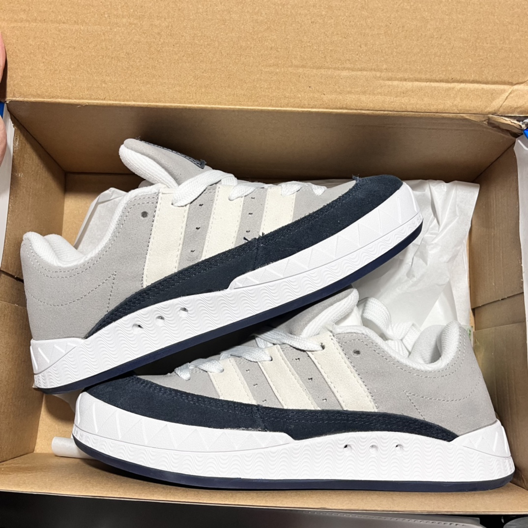 特价🔥🔥🔥💰145包邮 adidas adimatic面包鞋 阿迪达斯「鲨鱼面包鞋」新联名开启,携手费城传奇滑手贾马尔·史密斯JamalSmith x Adidas Adimatic Low"Black/Orange"马蒂奇系列低帮复古鲨鱼面包休闲运动休闲滑板板鞋 90年代复古老鞋 面包鞋 浮夸的日韩版面与鞋底 颜值爆棚 不撞鞋 高档麂皮+牛筋底 经典复古休闲板鞋  鞋浮夸的日韩版面与鞋底 颜值爆棚 开学季不撞鞋  颜色灰蓝 尺码36-44 价格