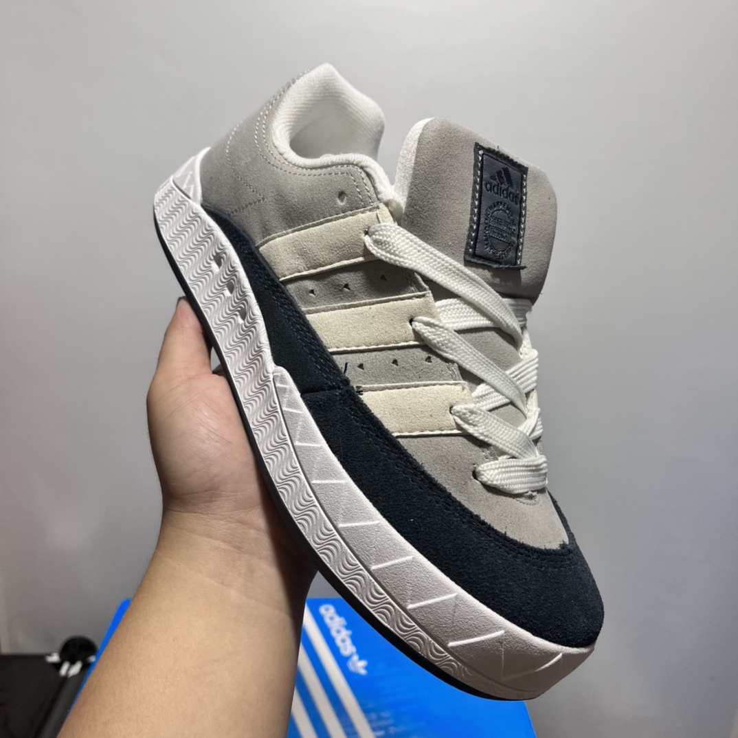 特价🔥🔥🔥💰145包邮 adidas adimatic面包鞋 阿迪达斯「鲨鱼面包鞋」新联名开启,携手费城传奇滑手贾马尔·史密斯JamalSmith x Adidas Adimatic Low"Black/Orange"马蒂奇系列低帮复古鲨鱼面包休闲运动休闲滑板板鞋 90年代复古老鞋 面包鞋 浮夸的日韩版面与鞋底 颜值爆棚 不撞鞋 高档麂皮+牛筋底 经典复古休闲板鞋  鞋浮夸的日韩版面与鞋底 颜值爆棚 开学季不撞鞋  颜色灰蓝 尺码36-44 价格