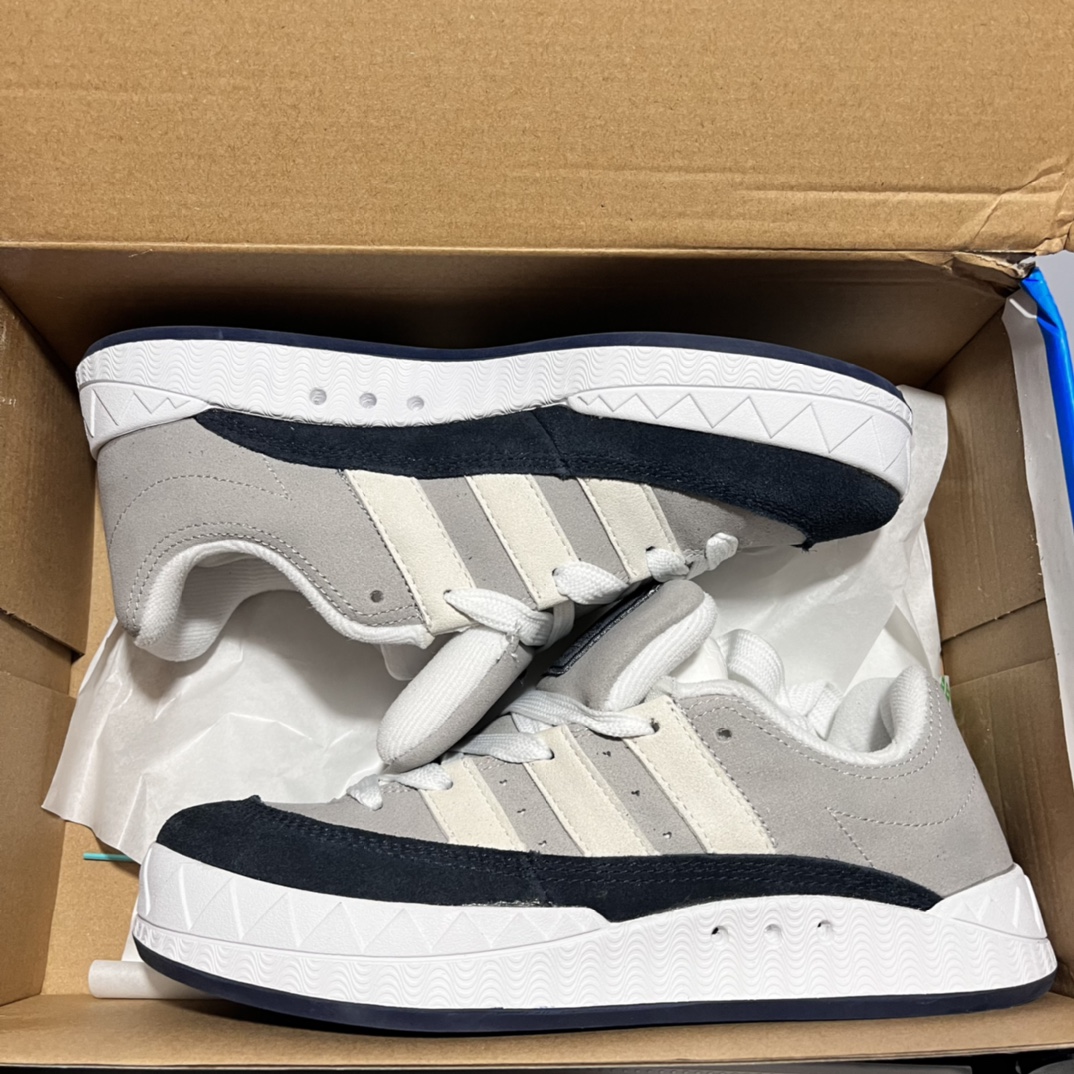 特价🔥🔥🔥💰145包邮 adidas adimatic面包鞋 阿迪达斯「鲨鱼面包鞋」新联名开启,携手费城传奇滑手贾马尔·史密斯JamalSmith x Adidas Adimatic Low"Black/Orange"马蒂奇系列低帮复古鲨鱼面包休闲运动休闲滑板板鞋 90年代复古老鞋 面包鞋 浮夸的日韩版面与鞋底 颜值爆棚 不撞鞋 高档麂皮+牛筋底 经典复古休闲板鞋  鞋浮夸的日韩版面与鞋底 颜值爆棚 开学季不撞鞋  颜色灰蓝 尺码36-44 价格