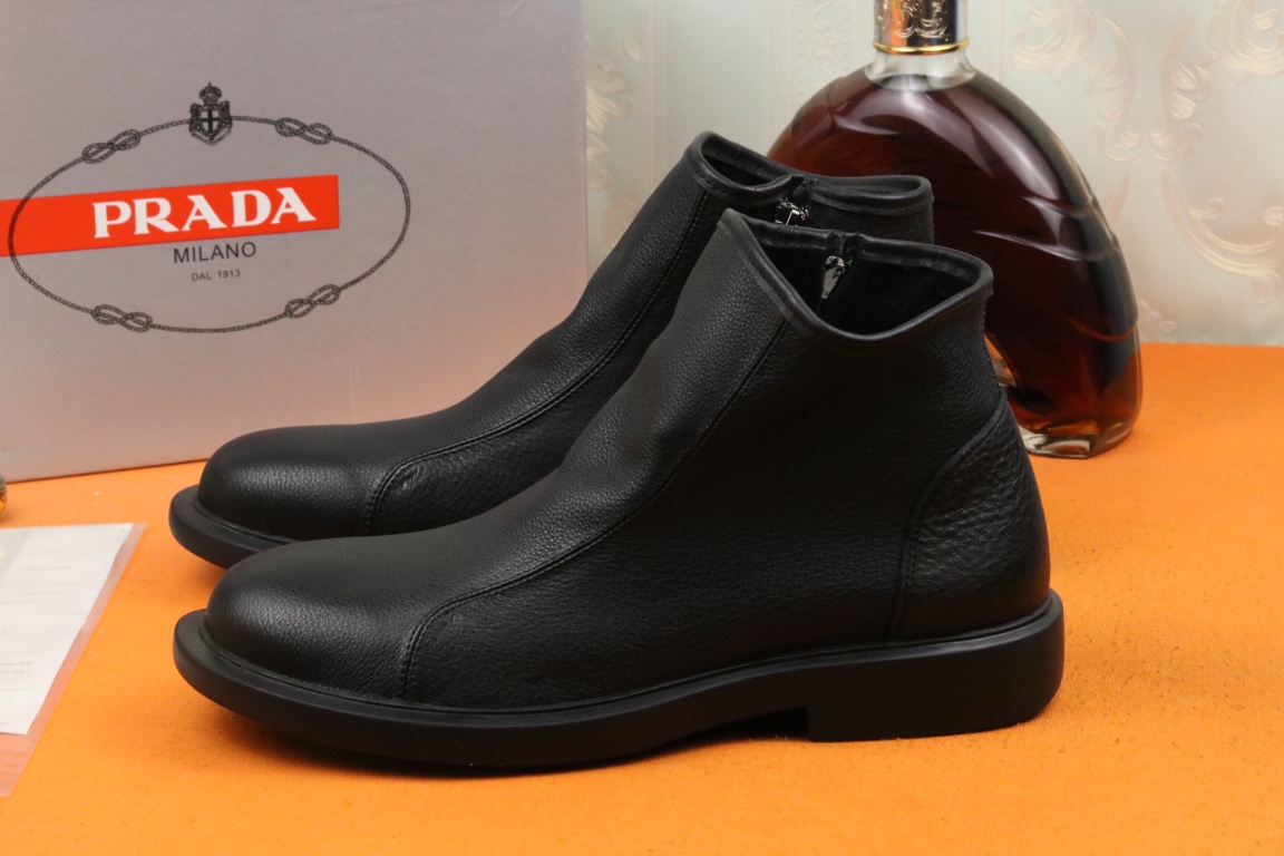 I5 高品质PRADA普拉达上市著名奢侈品牌，专柜同步更新，意大利男鞋时尚杂志季刊封面主推款鞋面采用意大利进口牛皮，真皮内里。原版橡胶大底，上脚舒适有型。 细节无可挑剔。